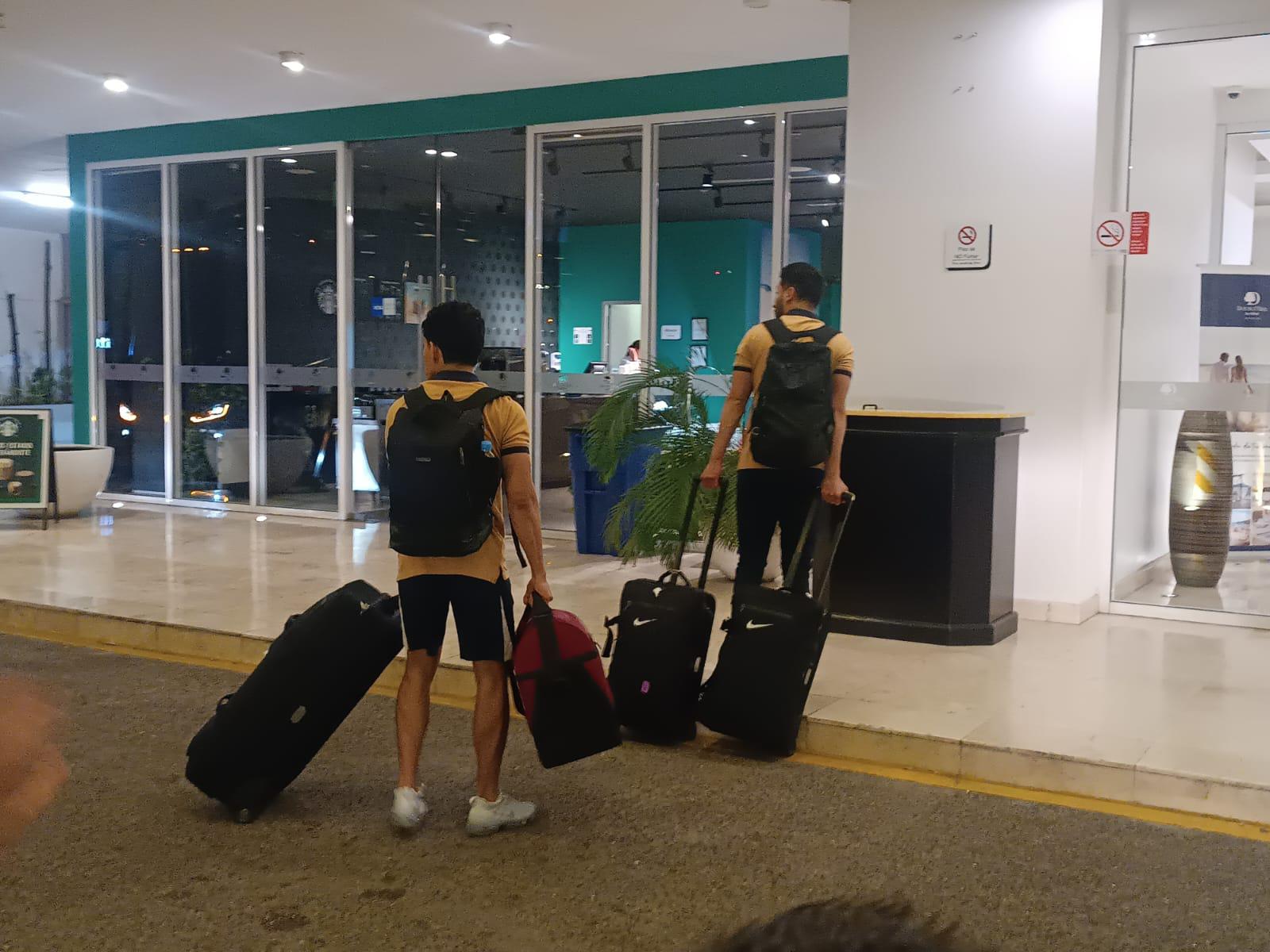 $!Llega Pumas a Mazatlán y es recibido con entusiasmo por un grupo de aficionados