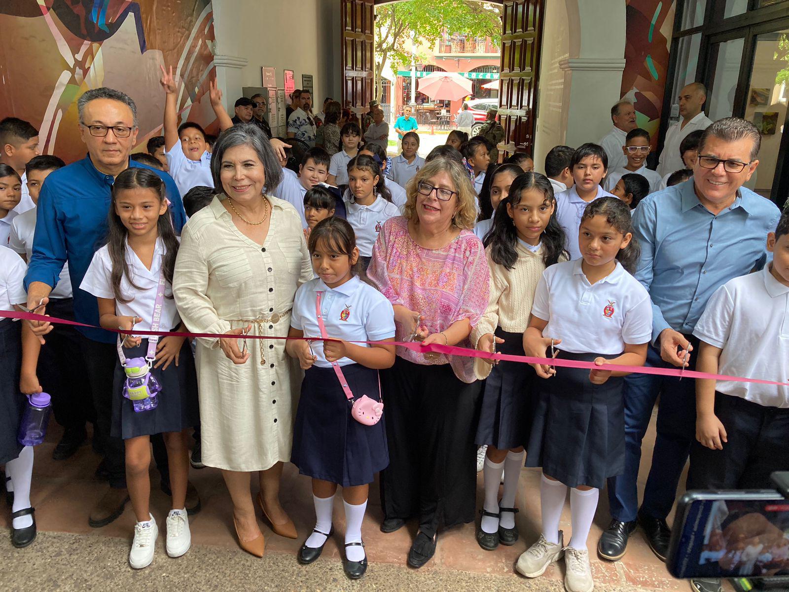 $!Catalina Esparza Navarrete, autoridades estatales y municipales, además de alumnos de primaria cortan el listón inaugural.