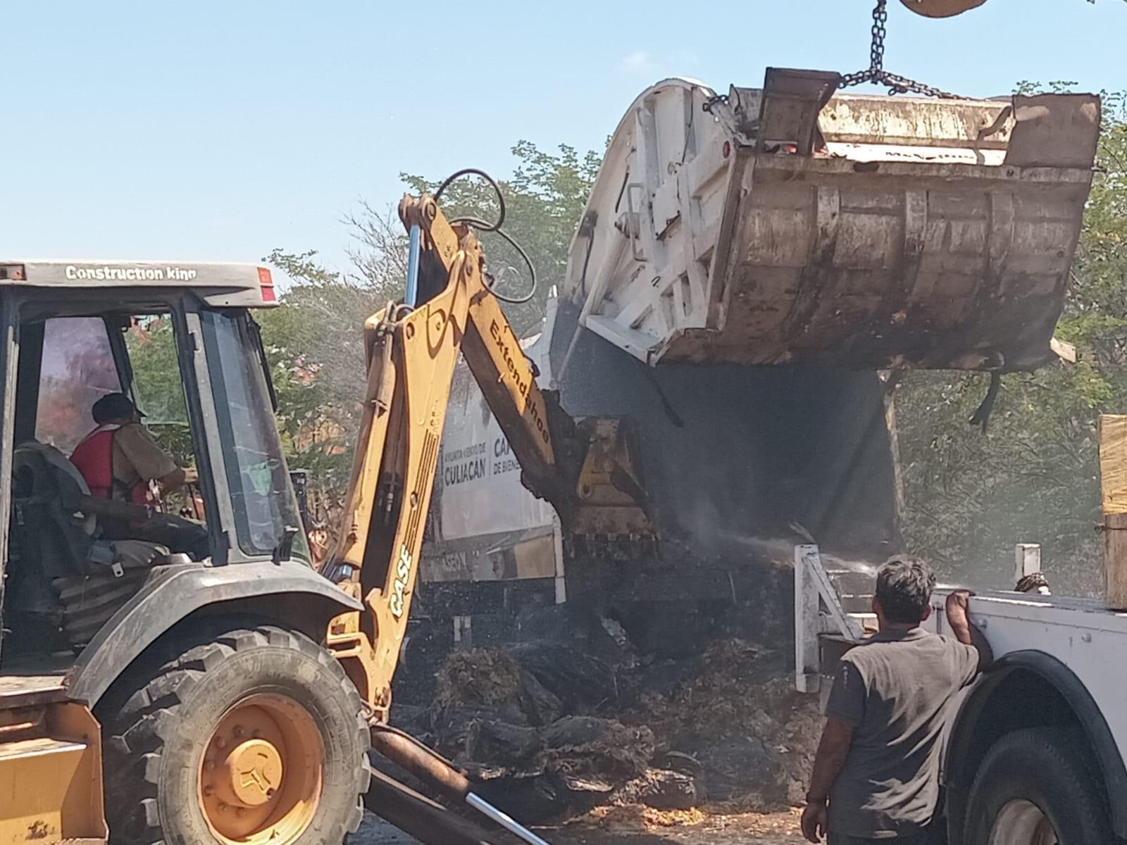 $!Se incendia camión de basura a la altura de La Primavera en Culiacán