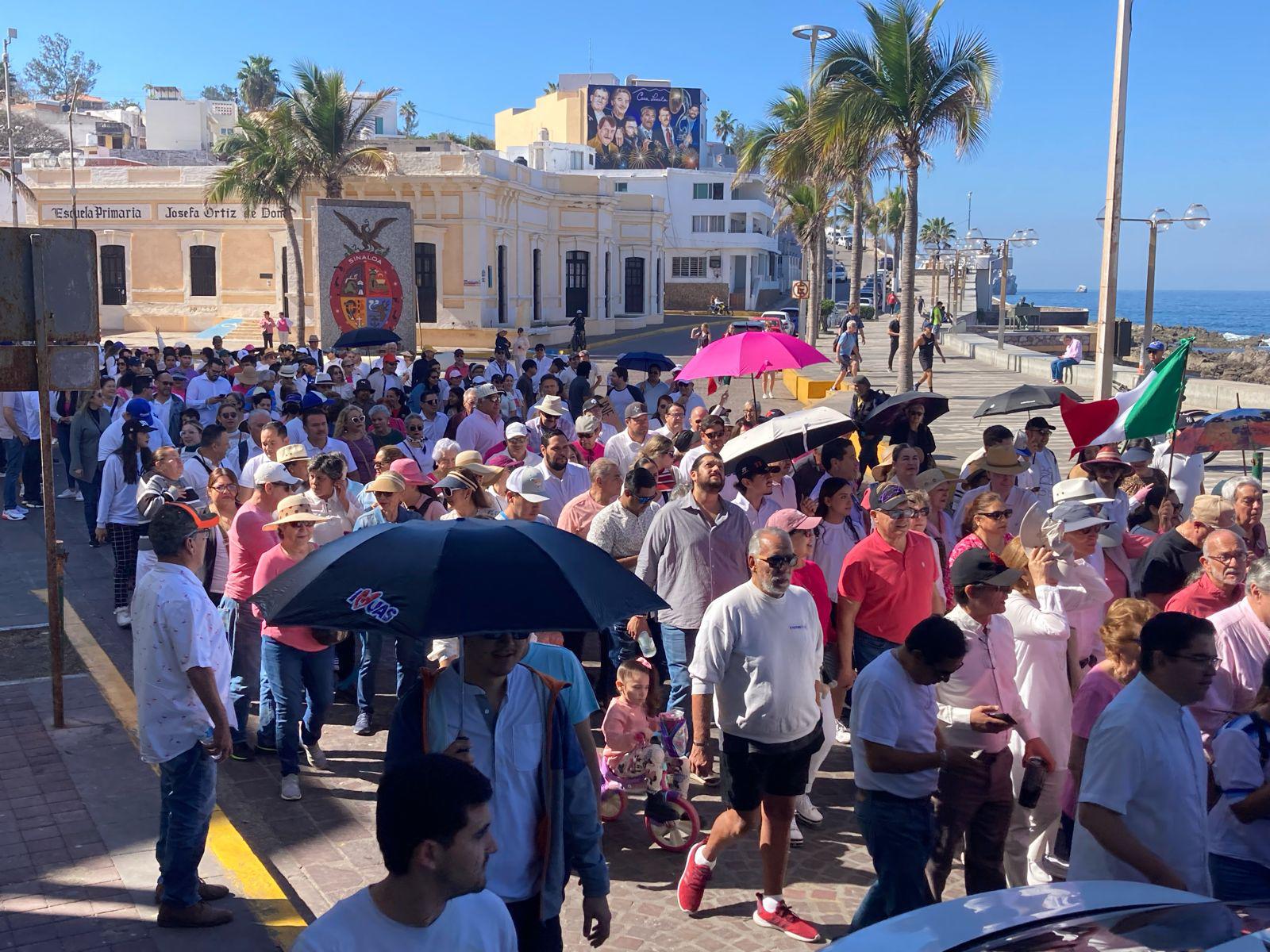 $!Marchan en Mazatlán ‘por Nuestra Democracia’ desde el Escudo de Sinaloa