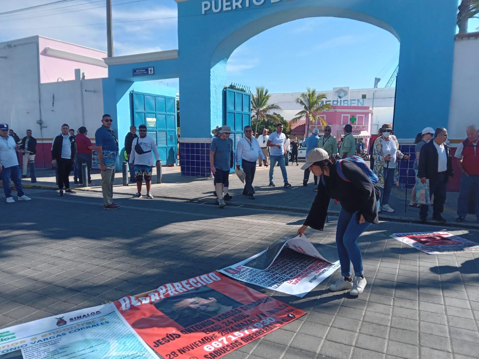 $!Bloquean familiares de personas desaparecidas la avenida frente a muelle de cruceros para exigir ayuda para buscarlos