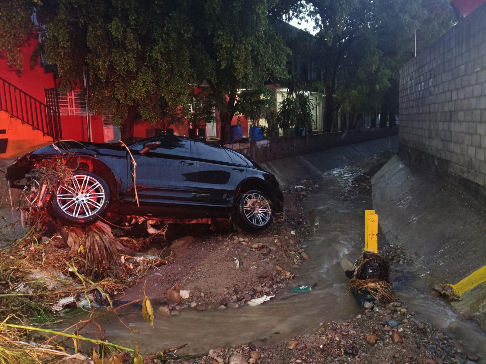 $!Deslaves y vehículos arrastrados, el saldo de la lluvia nocturna en Culiacán