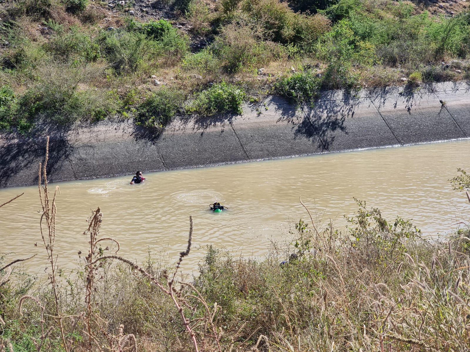 $!Una camioneta cae a un canal de riego en Quilá; hay un hombre desaparecido