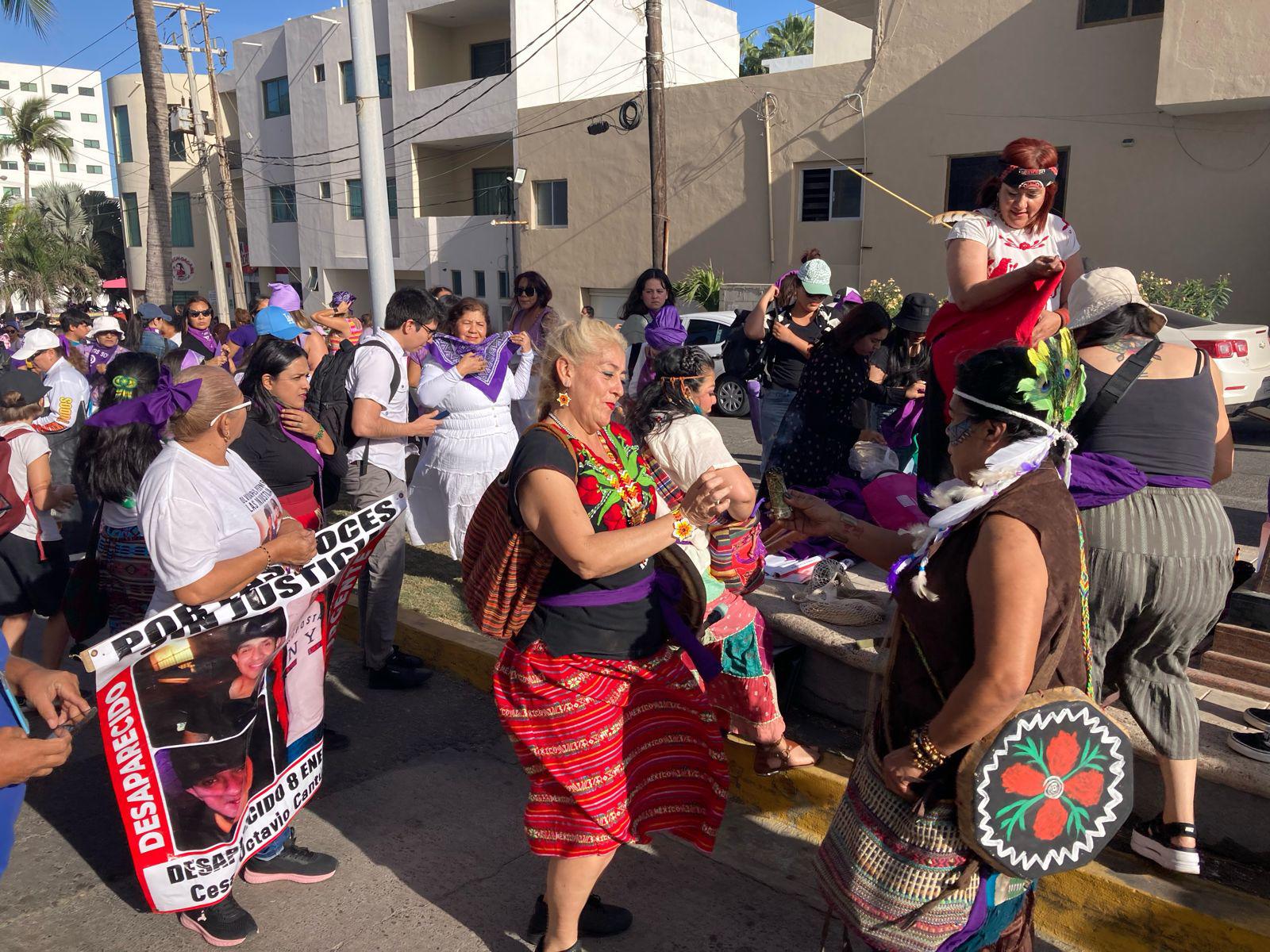 $!‘Mujer escucha, esta es tu lucha’; inicia la Marcha 8M por el malecón de Mazatlán