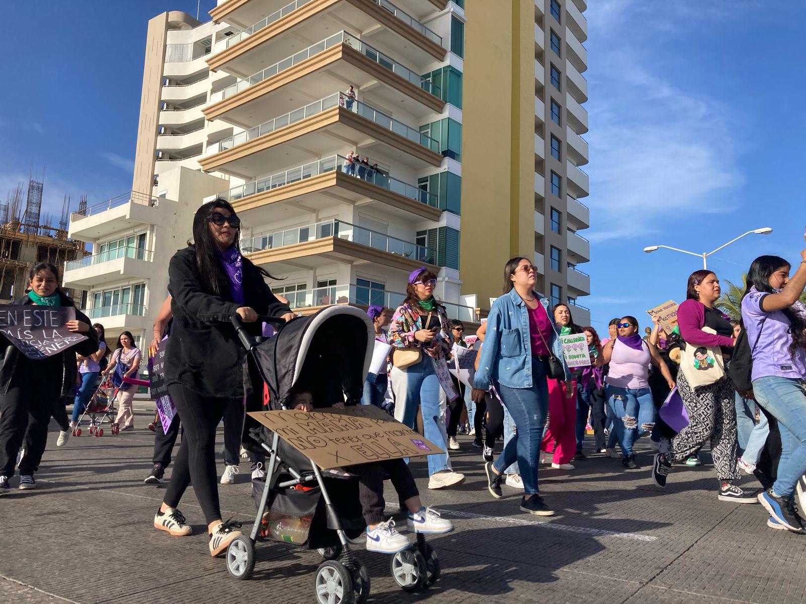 $!‘Mujer escucha, esta es tu lucha’; inicia la Marcha 8M por el malecón de Mazatlán