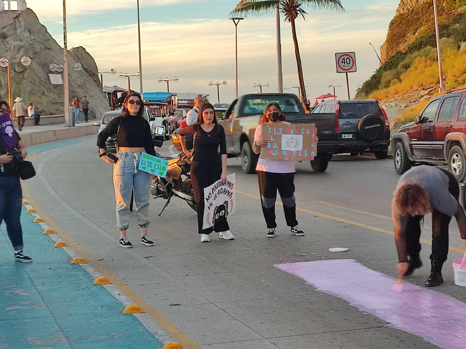 $!Pintan Camino Memorial de las Víctimas de Feminicidio en Mazatlán