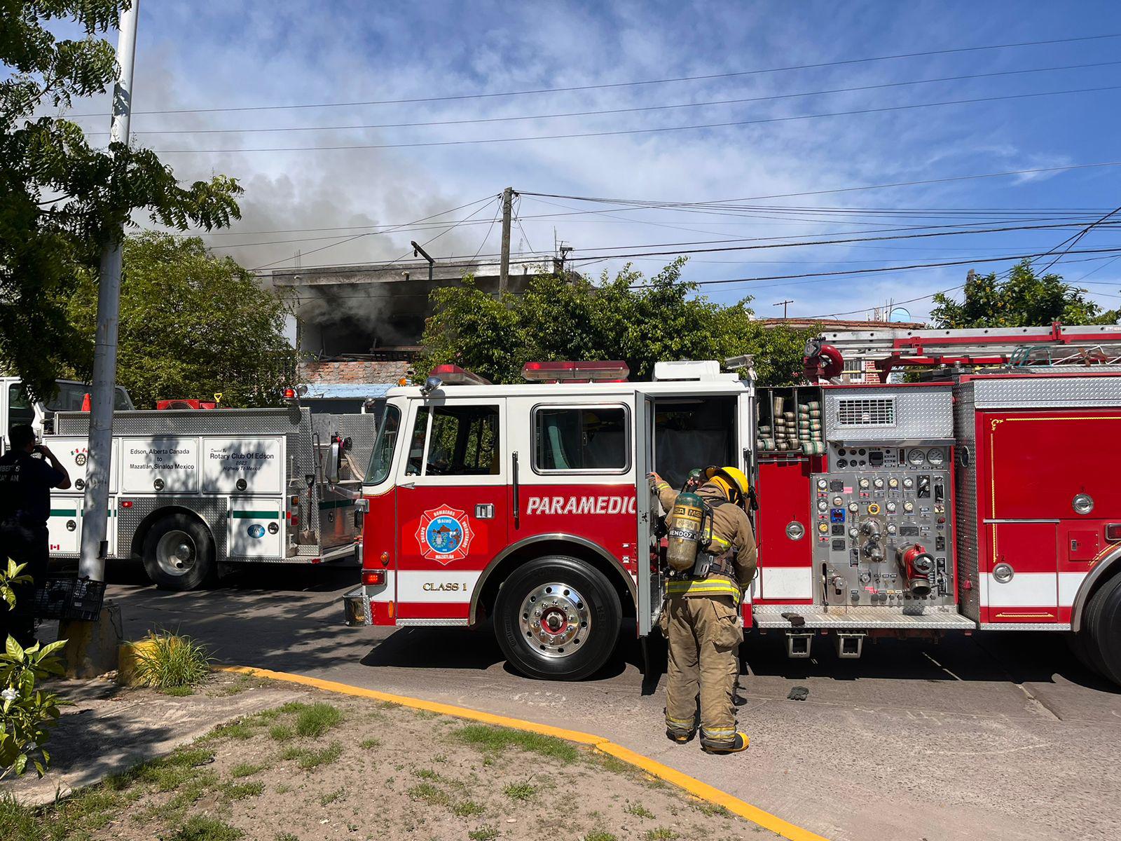 $!Se incendia planta alta de vivienda en Mazatlán; rescatan a perrita