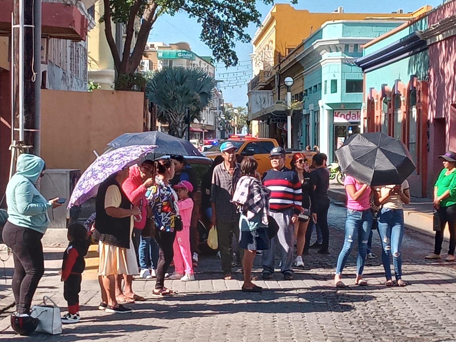 $!Bloquean desplazados por la violencia calles del Centro; acusan desatención de los gobiernos Municipal y Estatal