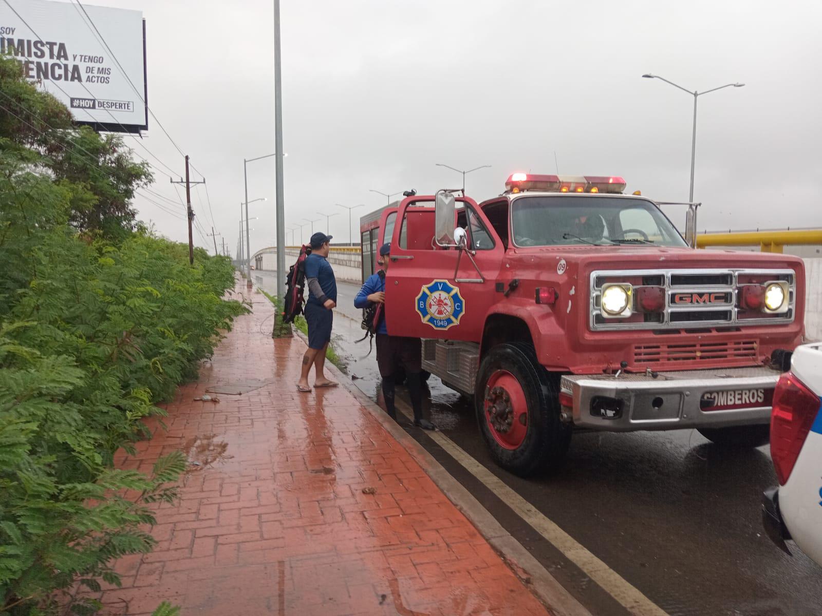 $!Durante las lluvias, una persona es arrastrada en canal en Culiacán