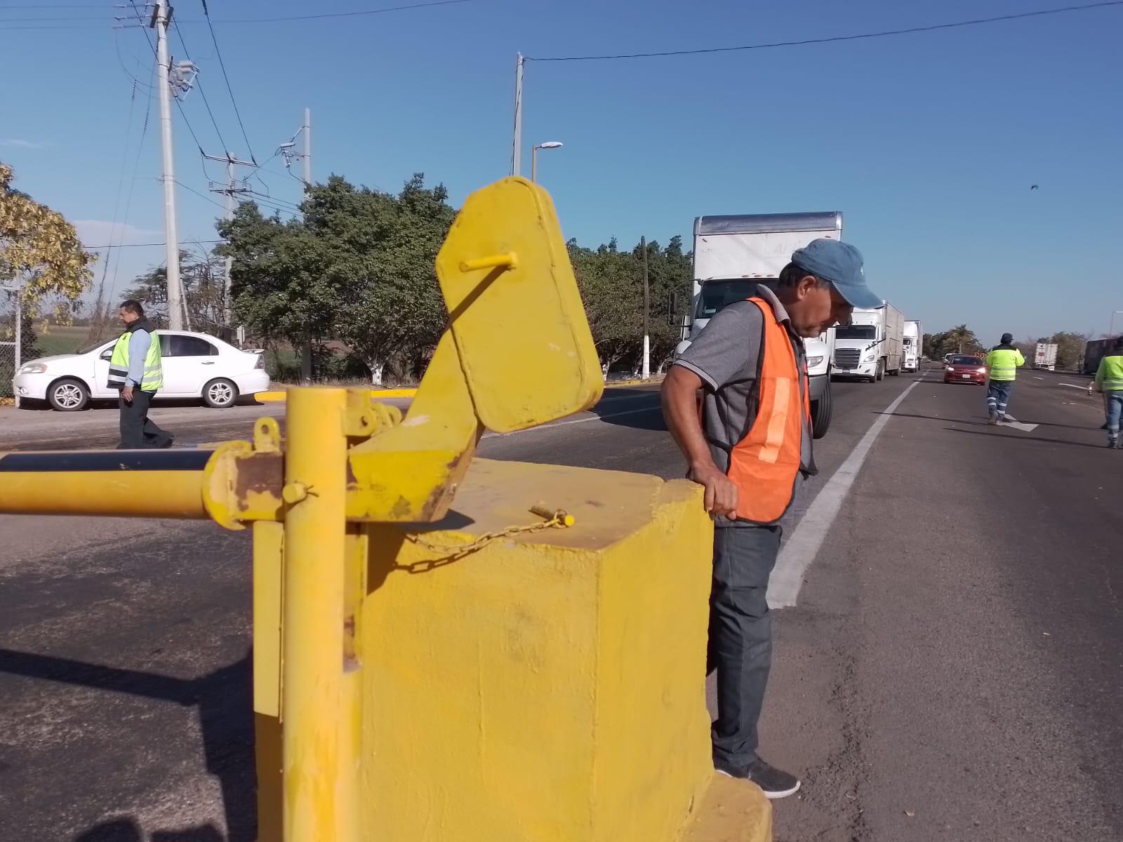 $!Vuelca pipa cargada de combustible en la autopista del Pacífico