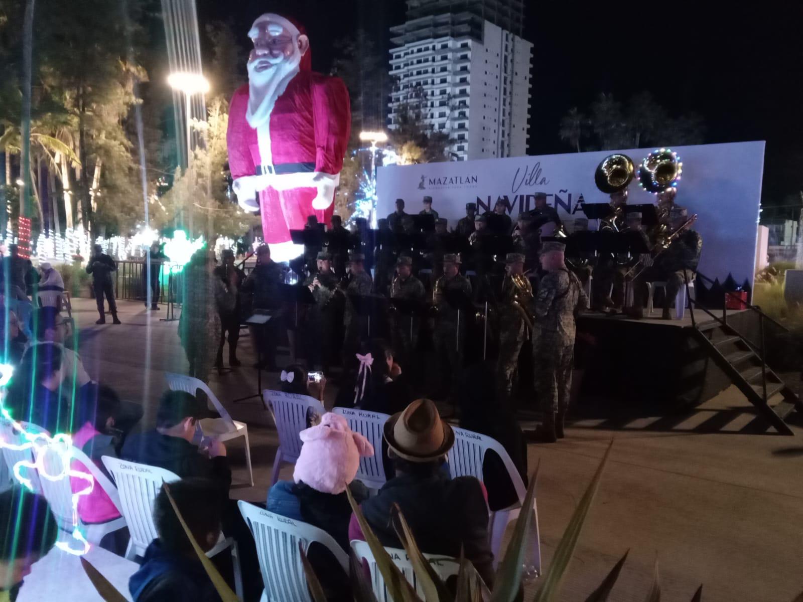 $!Banda de Música de la Tercera Región Militar brinda concierto en la Villa Navideña de Mazatlán