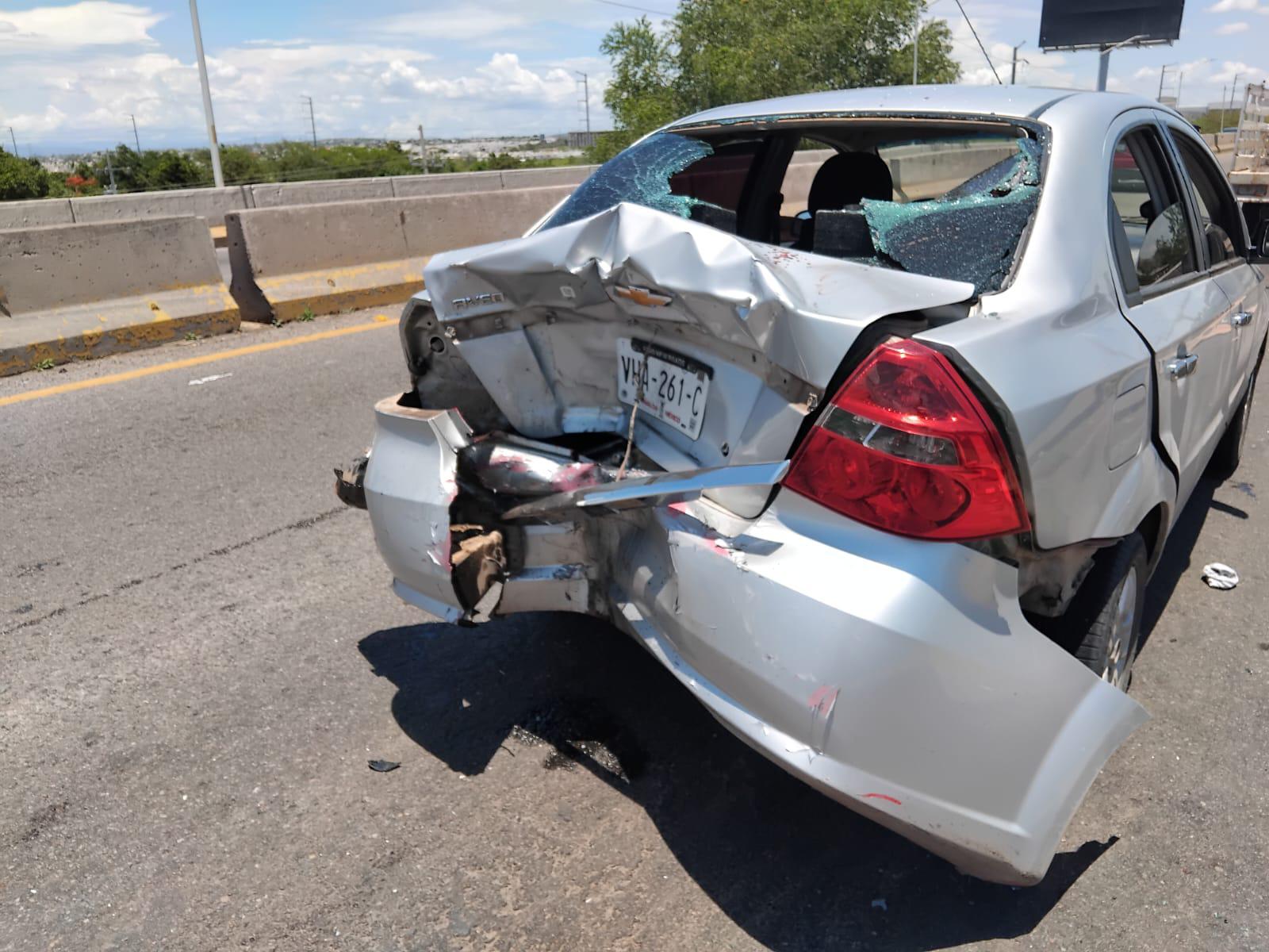 $!Choque de motocicleta contra automóvil, en Culiacán, deja dos heridos