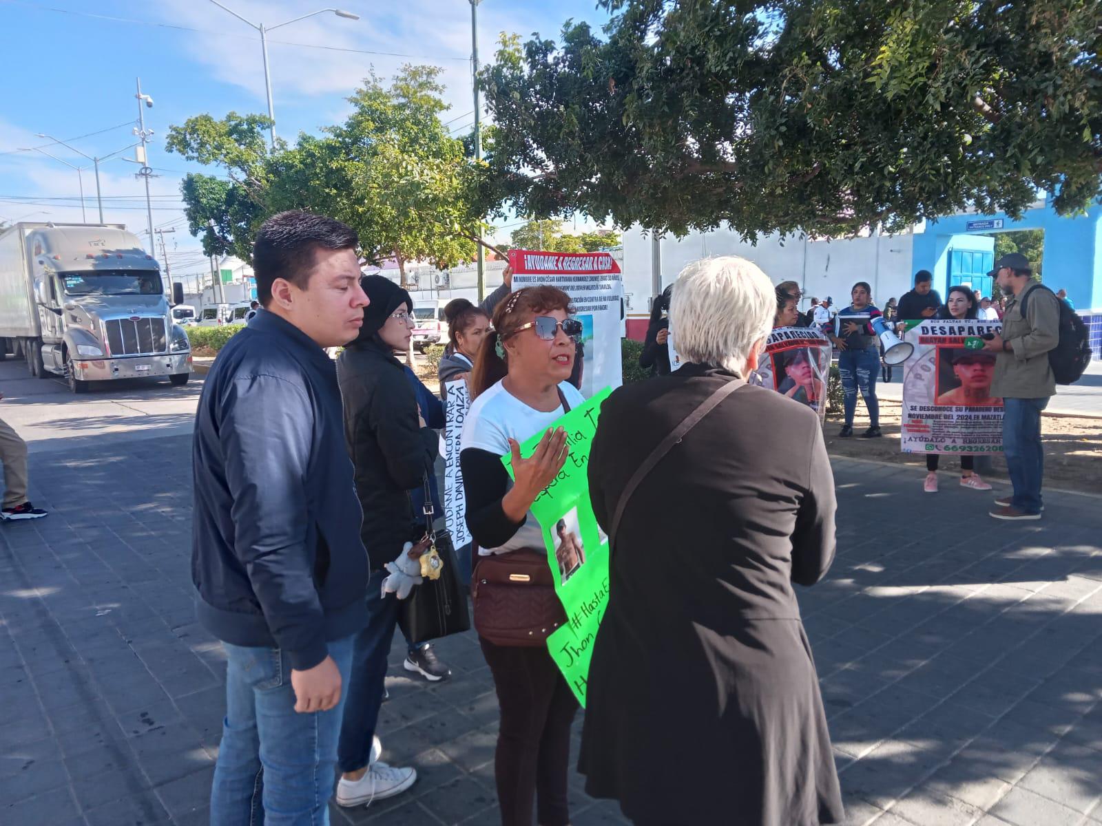 $!Bloquean familiares de personas desaparecidas la avenida frente a muelle de cruceros para exigir ayuda para buscarlos