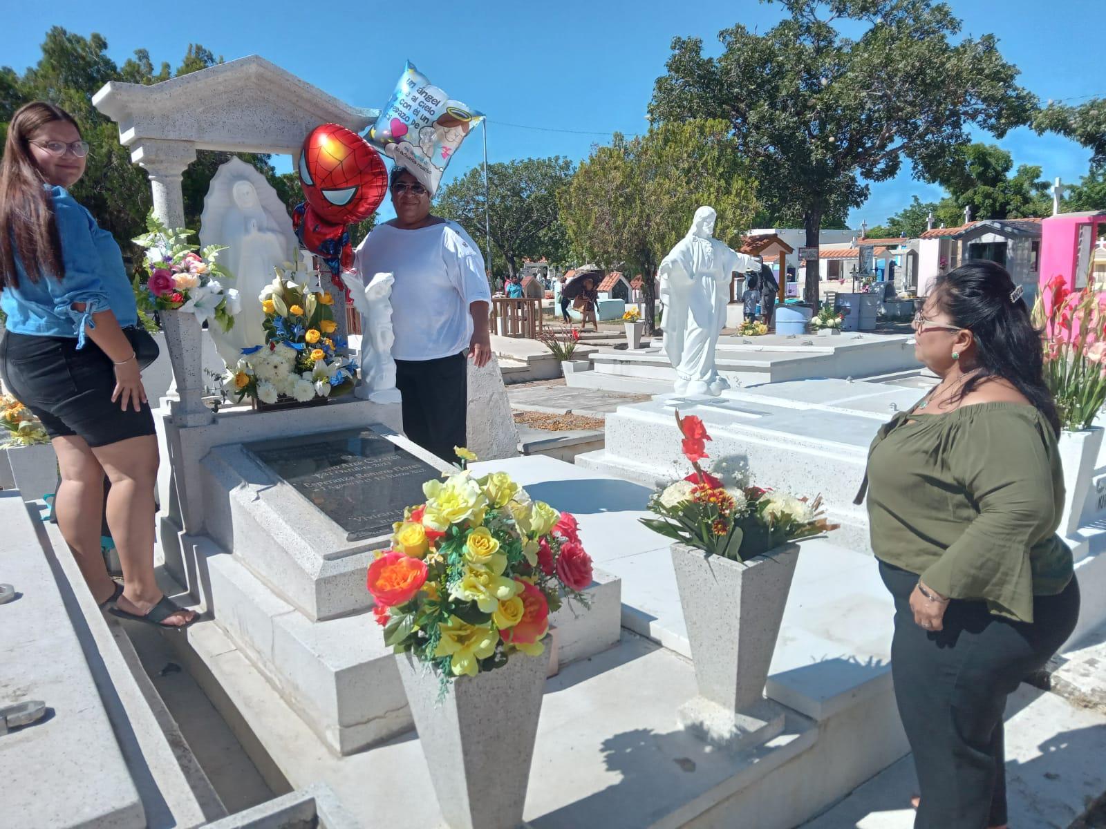 $!Arreglos de flores y globos adornan la última morada de niños en panteones de Mazatlán