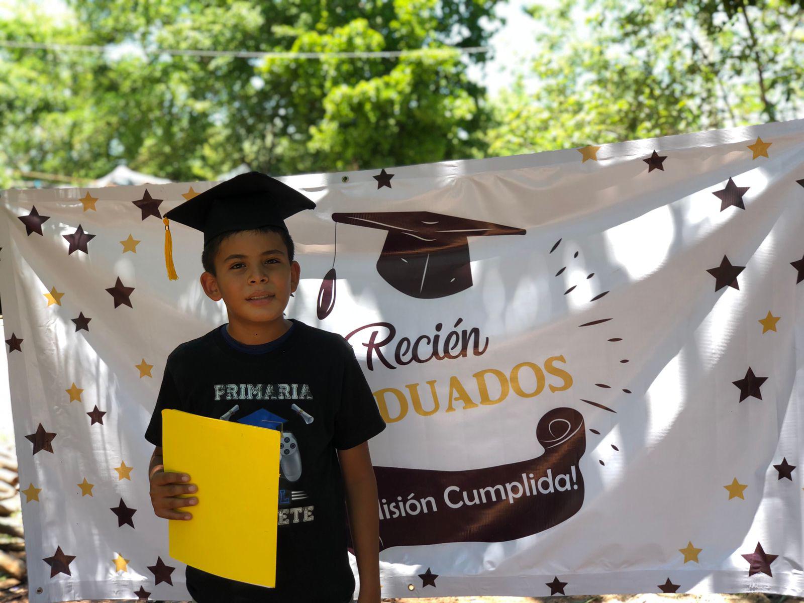 Lleva Luis Ángel graduación a sus dos alumnos de sexto y los sorprende con  birrete y pastel