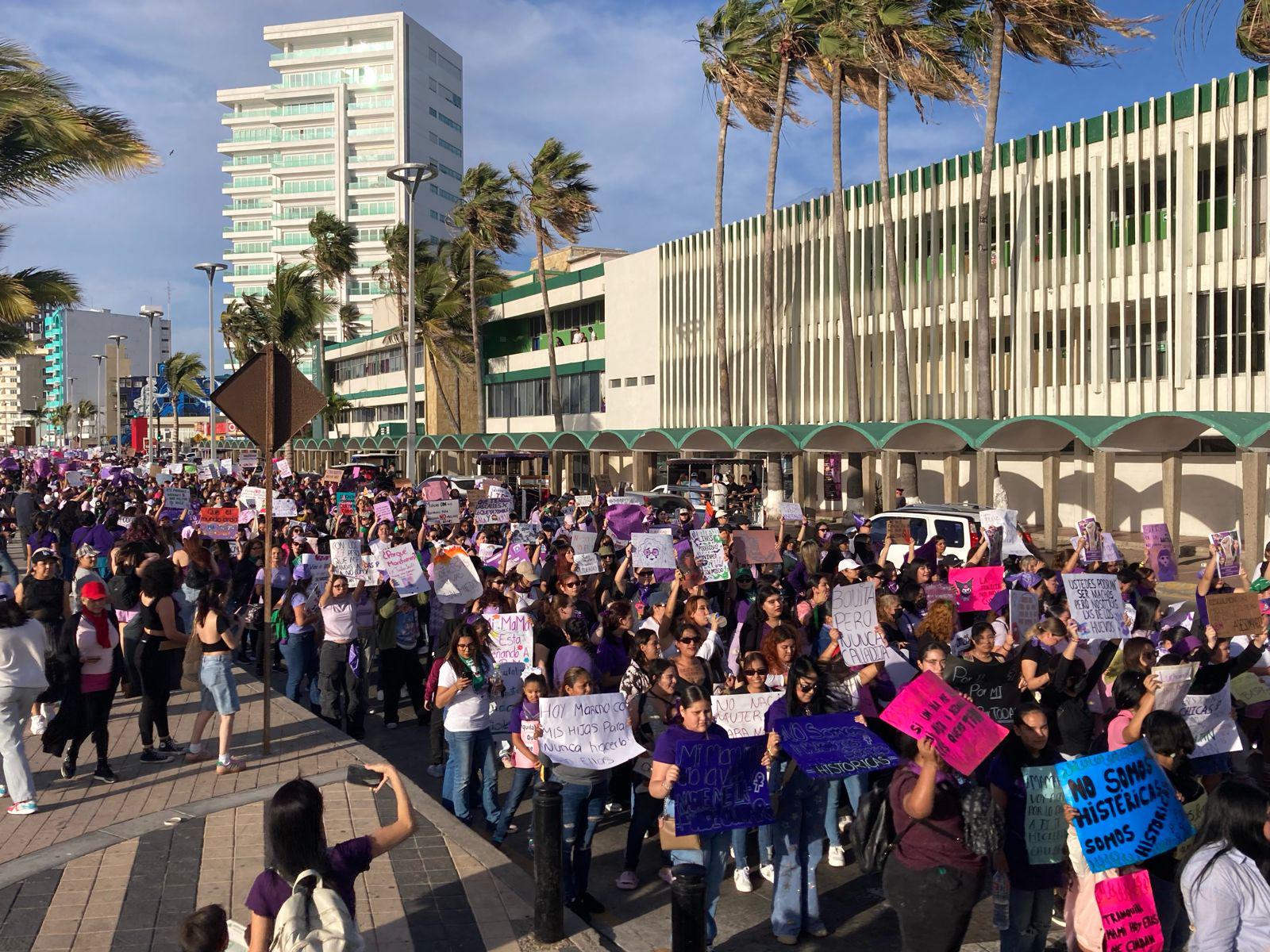 $!‘Mujer escucha, esta es tu lucha’; inicia la Marcha 8M por el malecón de Mazatlán