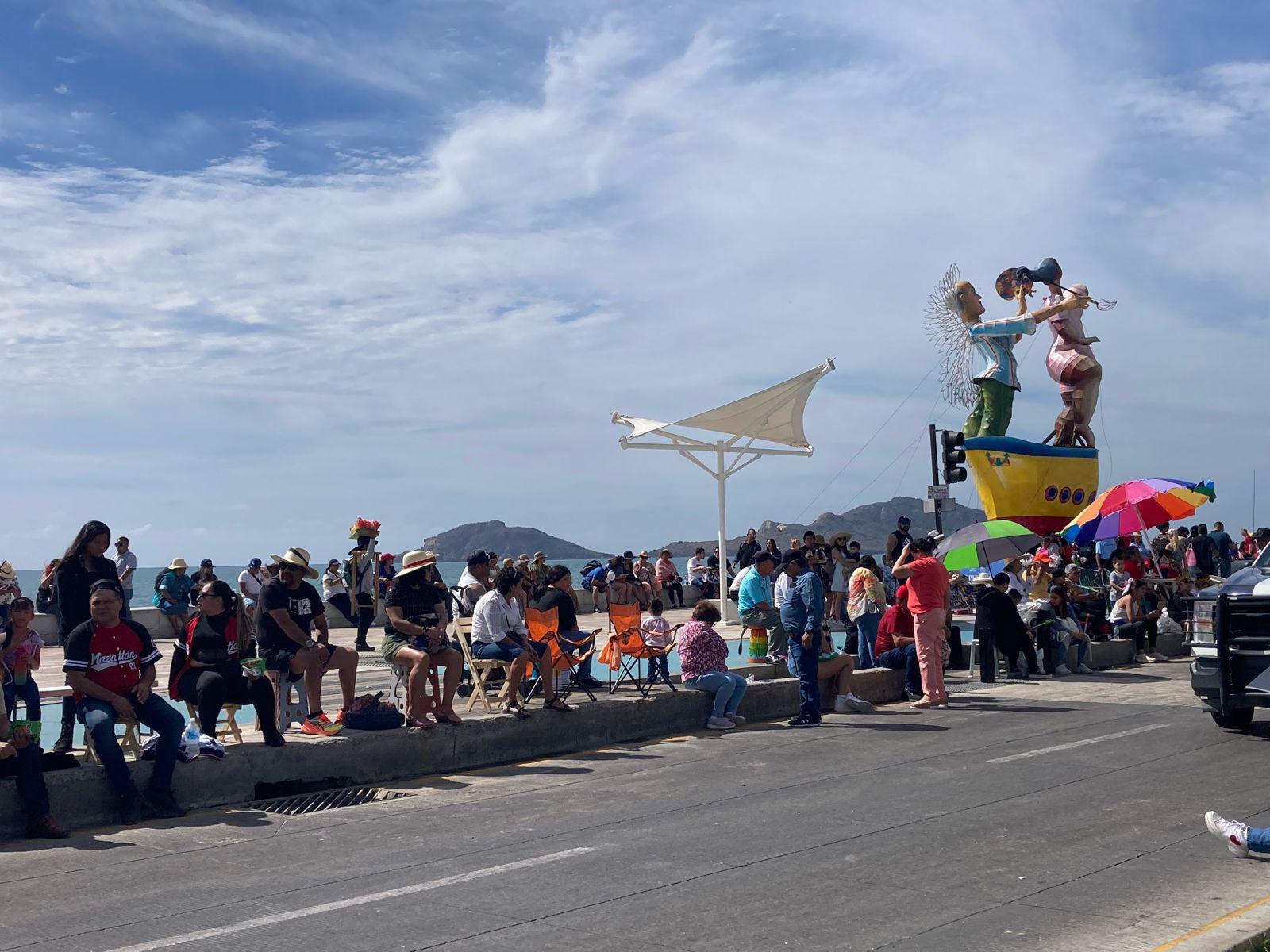 $!Inicia a las 16:00 horas el segundo desfile de Carnaval; ya esperan miles de personas en el malecón