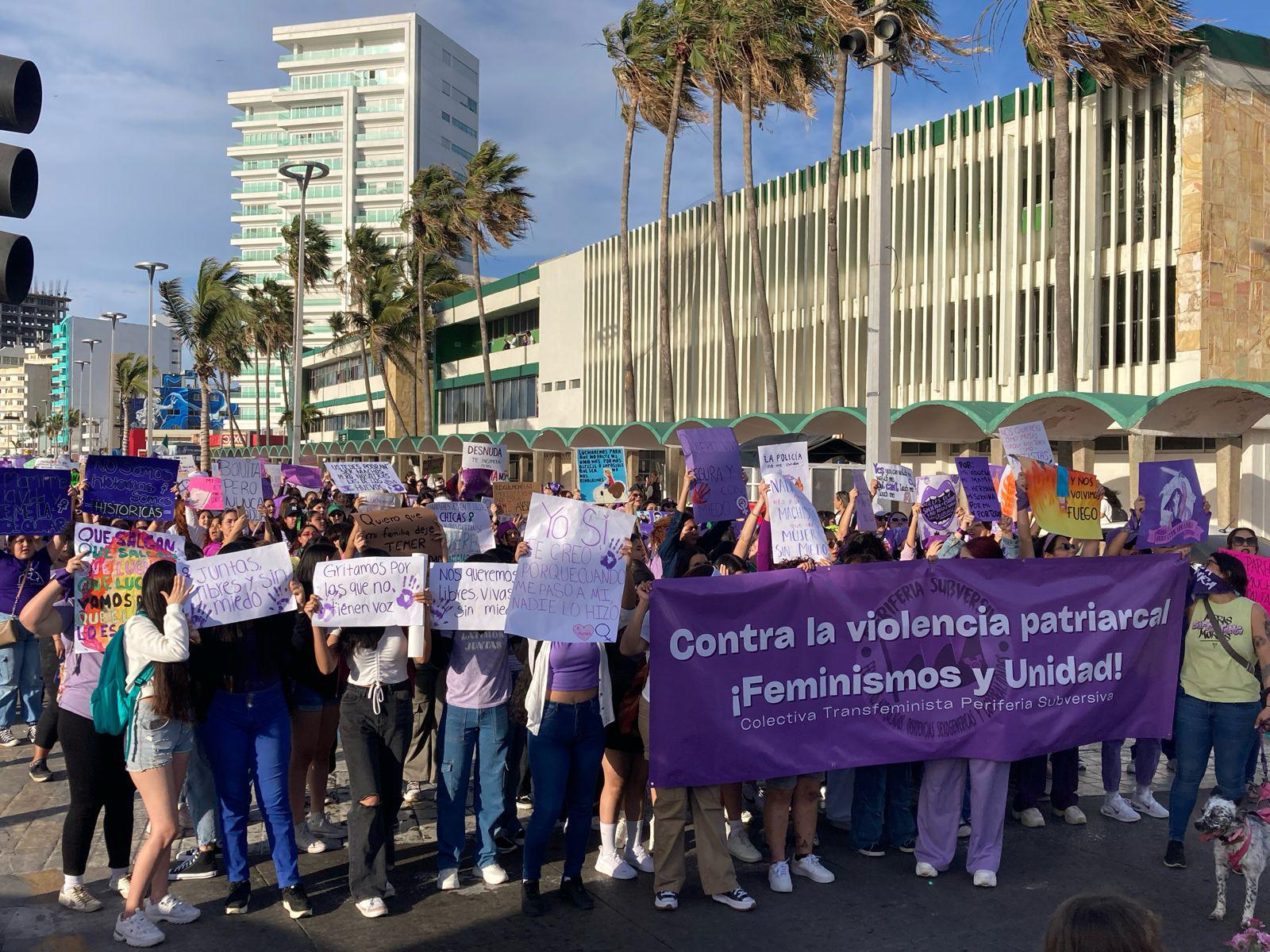 $!‘Mujer escucha, esta es tu lucha’; inicia la Marcha 8M por el malecón de Mazatlán