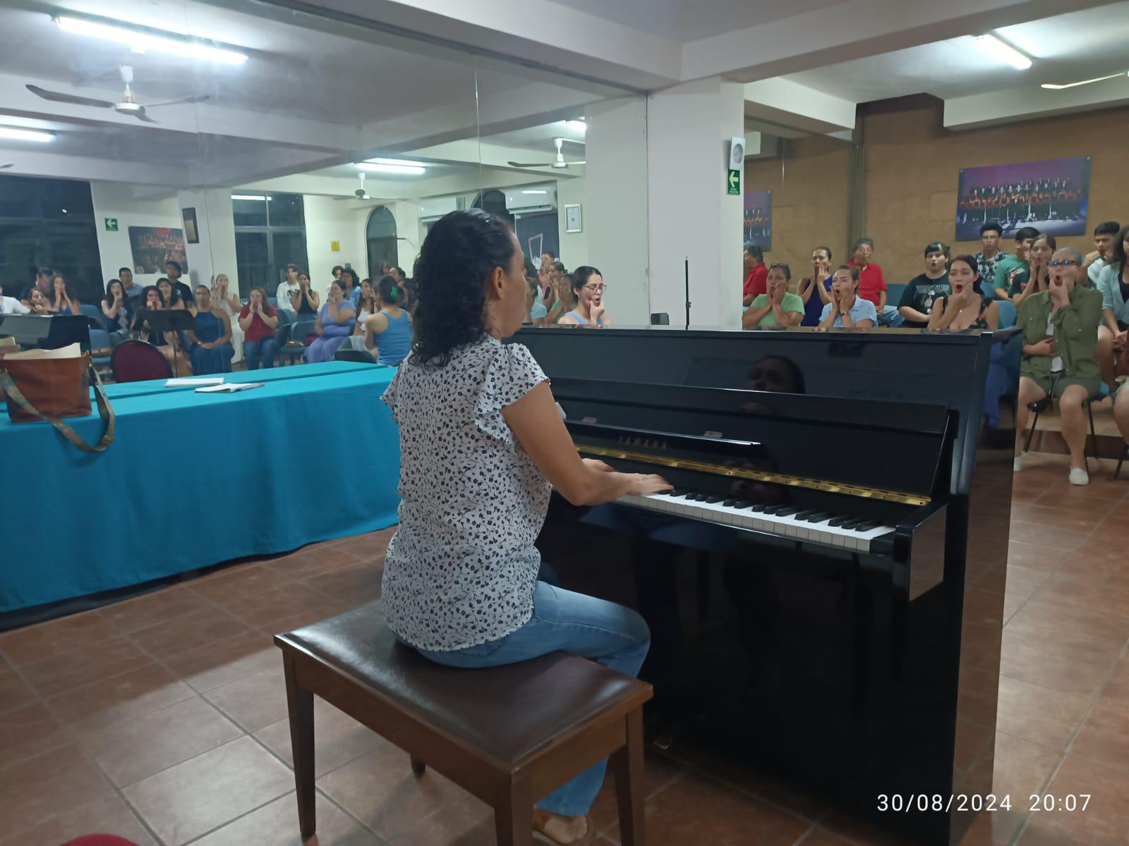 $!La maestra Mary Murillo compartió técnicas de manejo de voz.