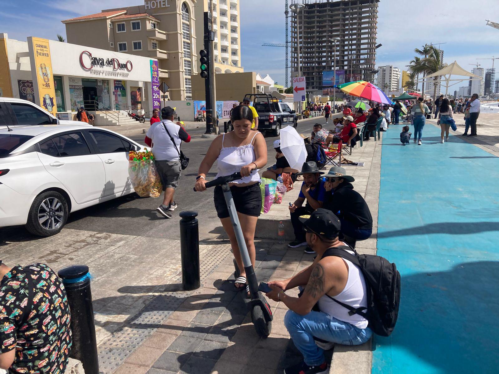 $!Inicia a las 16:00 horas el segundo desfile de Carnaval; ya esperan miles de personas en el malecón