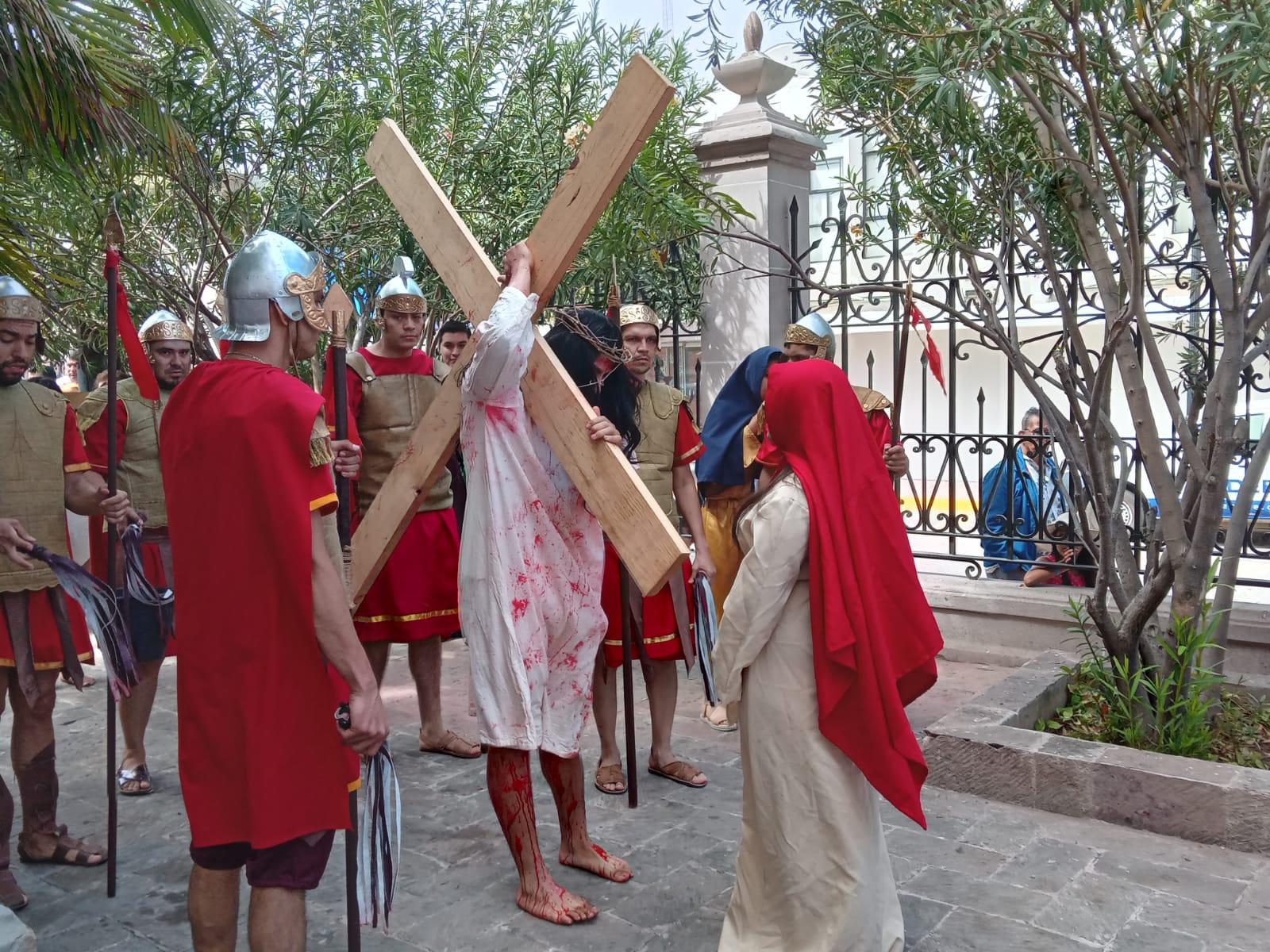 $!Realizan Viacrucis en el Atrio de la Catedral de Mazatlán