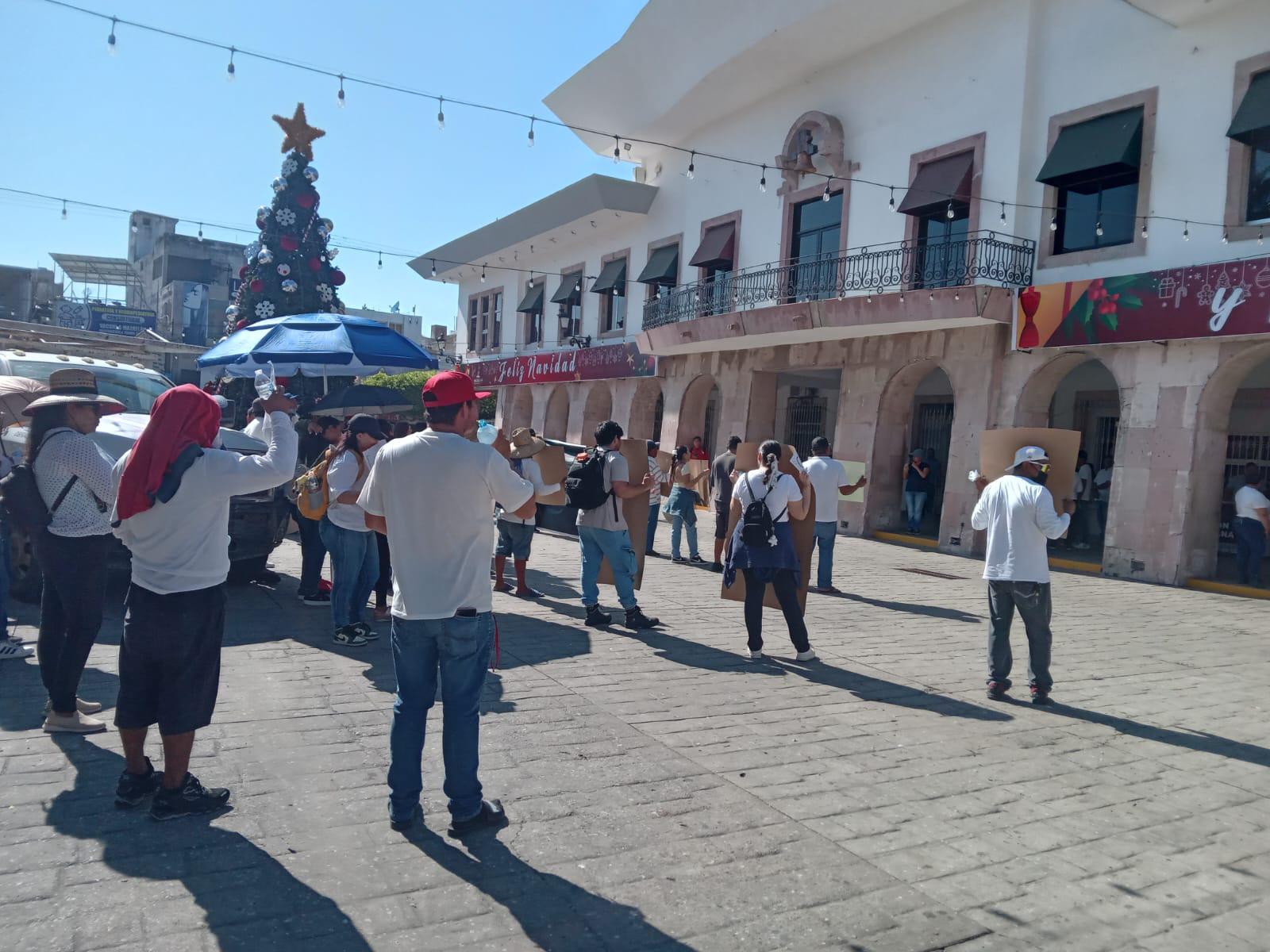 $!Evade Alcaldesa de Mazatlán atender protesta que exige hallar a Óscar