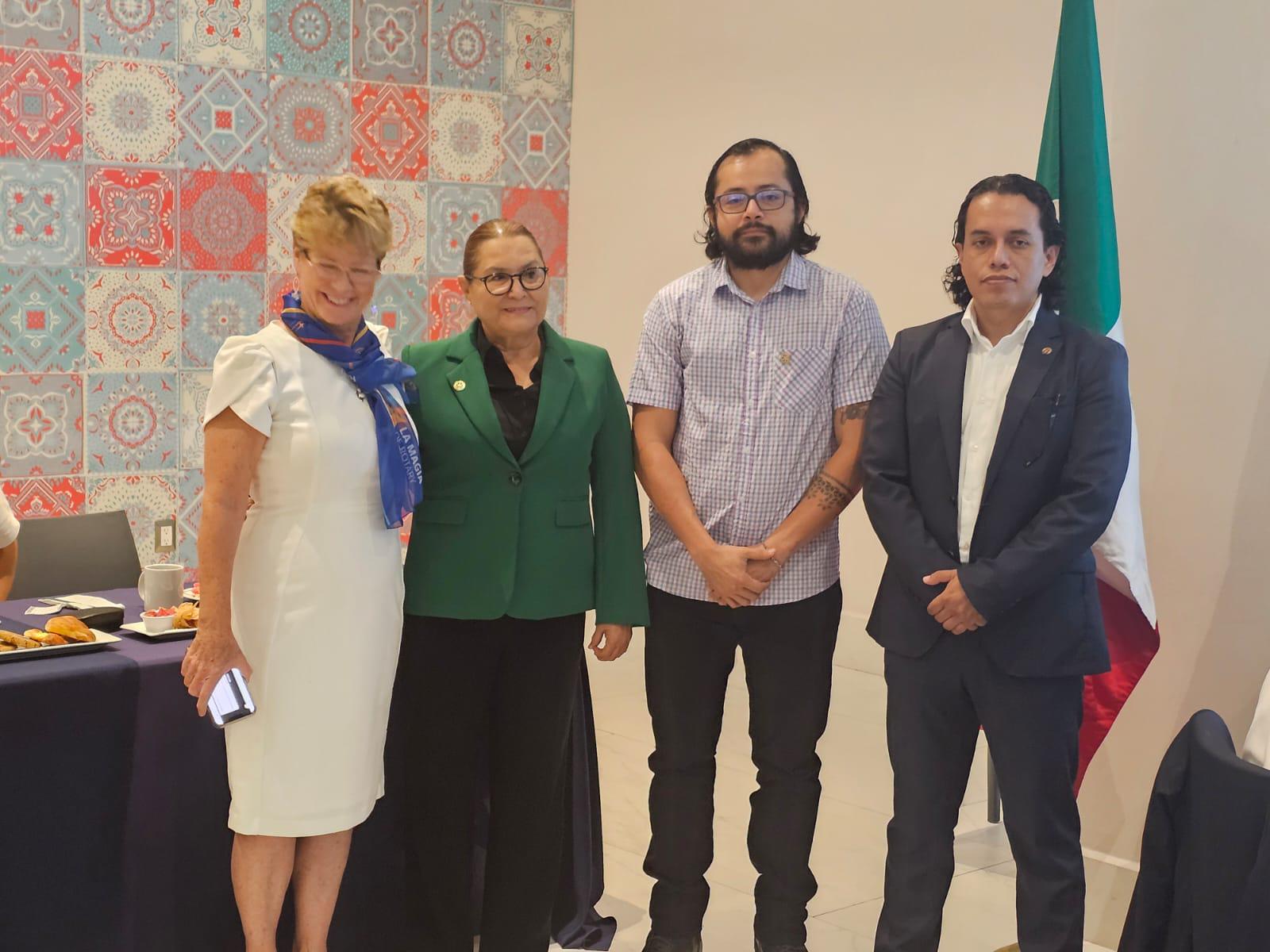 $!Courtenay Frisch, presidente del Club Rotario Mazatlán, junto a los nuevos socios, Silvia Margarita Jiménez Angulo y José de Jesús Ontiveros Regalado y su padrino César Tejeda.