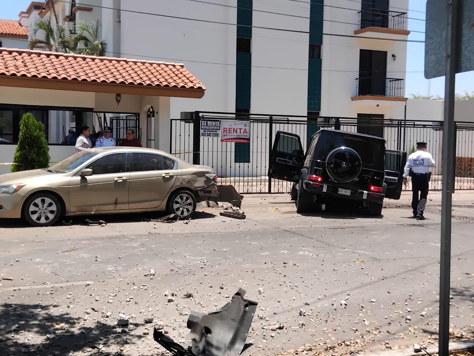 $!Persecución a balazos termina en volcadura y choque por el Malecón de Culiacán