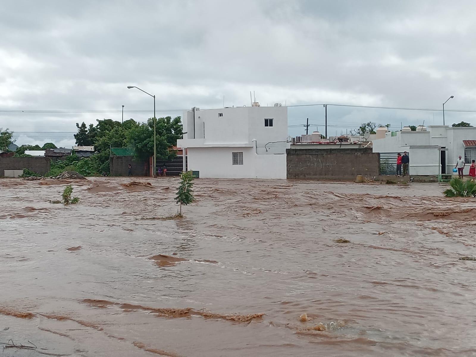 $!Se desborda el arroyo del Seminario en Real Pacífico en Mazatlán