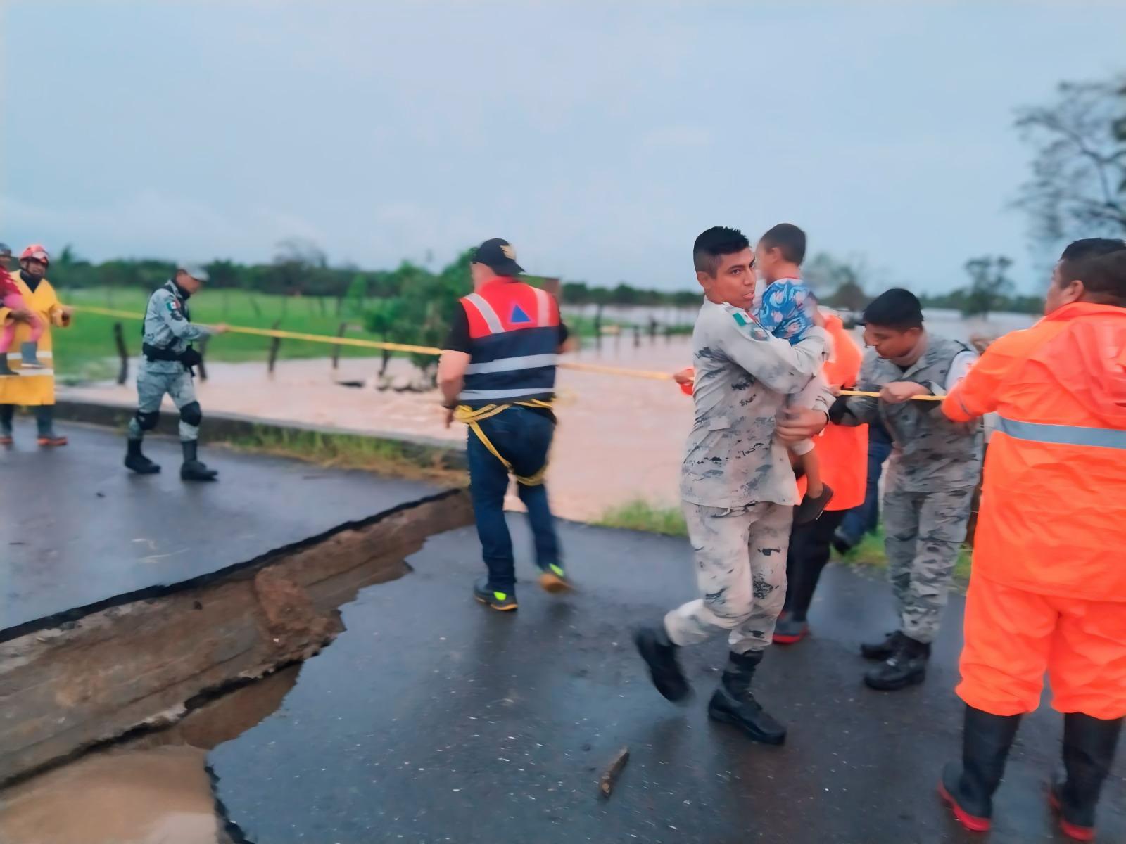 $!Evacua Guardia Nacional zonas inundadas en Acapulco y vigila zonas comerciales