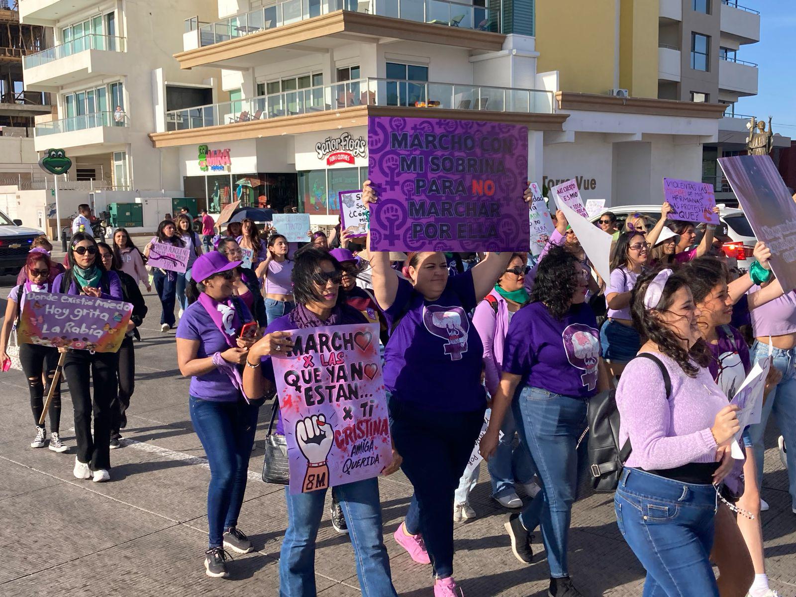 $!‘Mujer escucha, esta es tu lucha’; inicia la Marcha 8M por el malecón de Mazatlán