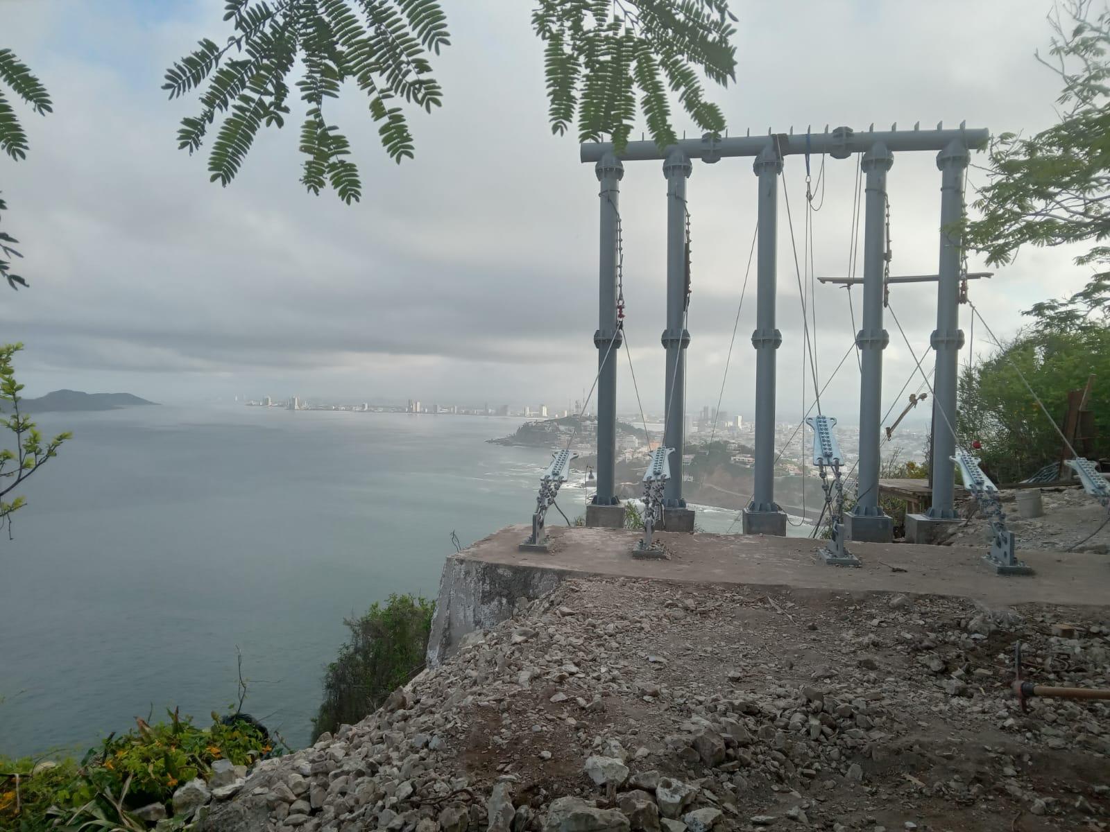 $!Turistas frecuentan el faro de Mazatlán pese a que el mirador de cristal sigue cerrado