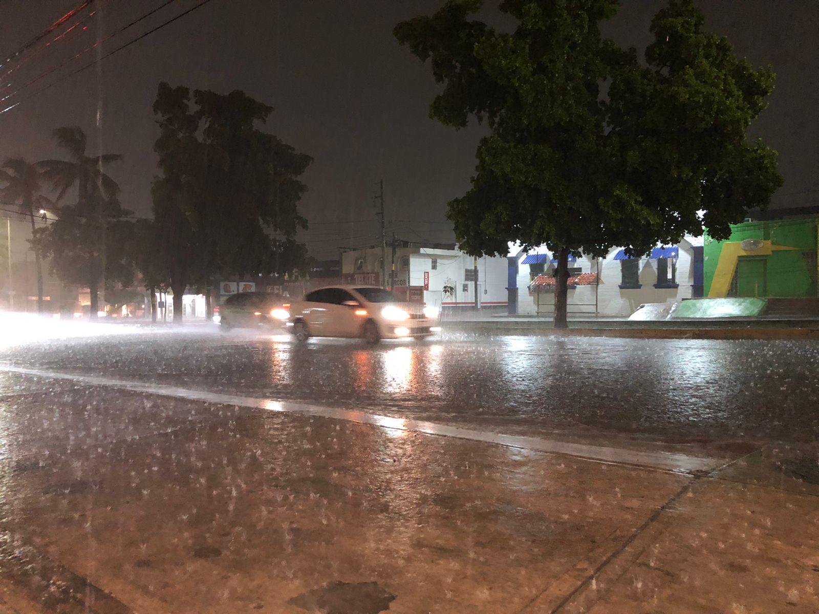 $!Vive Culiacán una noche con lluvias intensas