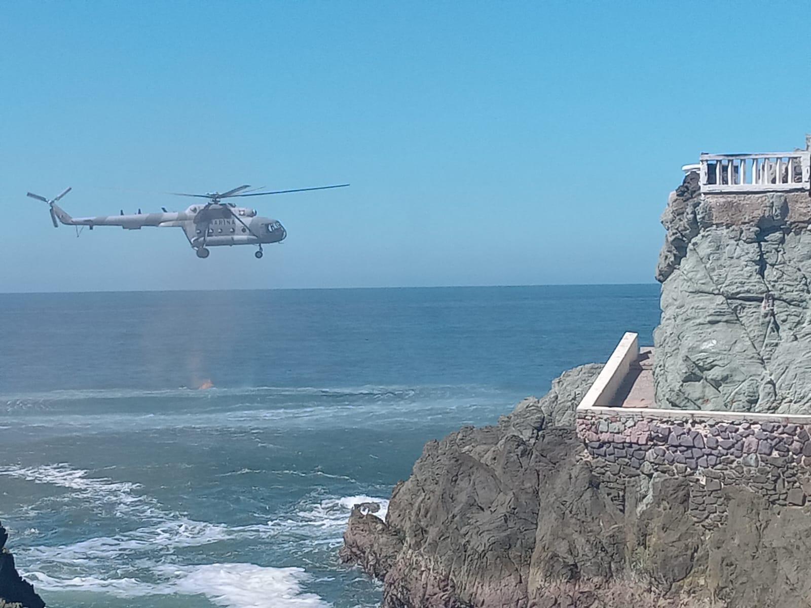 $!Personal de la Marina hace simulacro de rescate frente a playas de Mazatlán