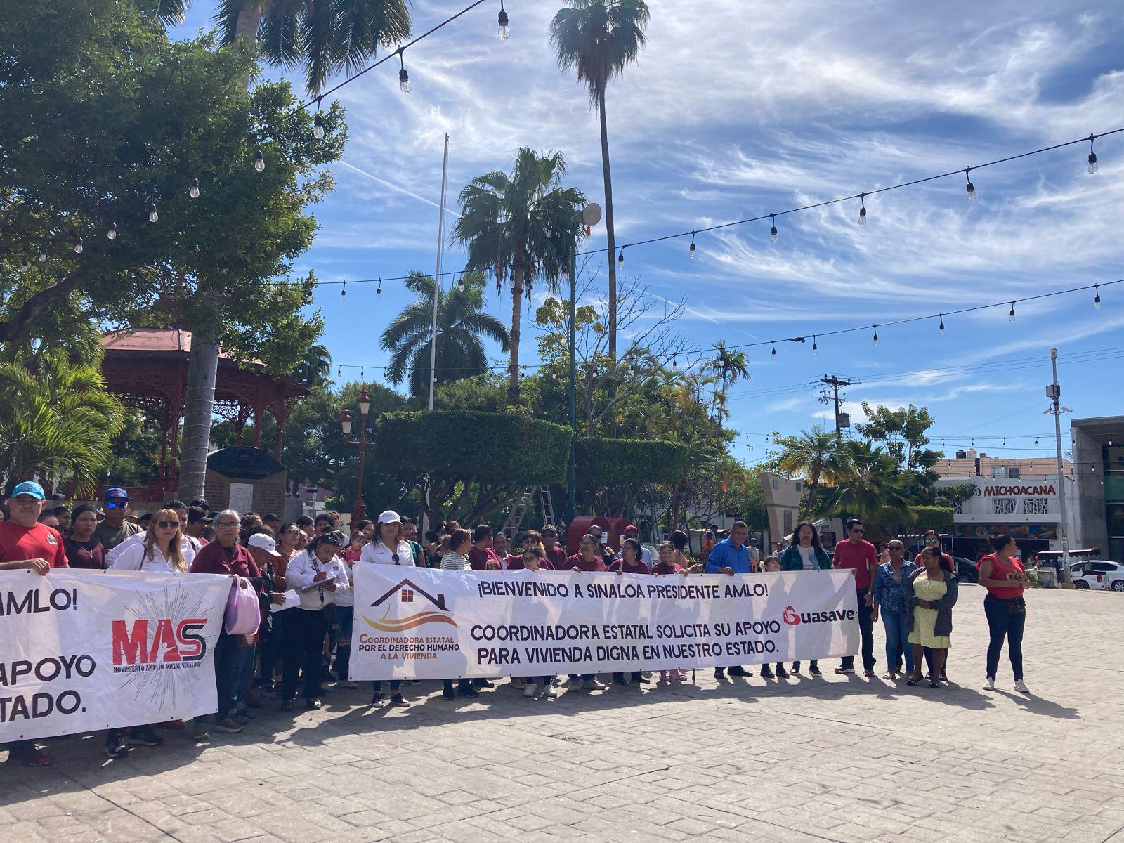 $!Se manifiestan desplazados en Ayuntamiento de Mazatlán en busca de viviendas; el Alcalde los recibe