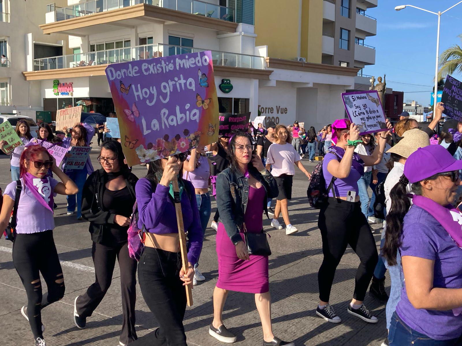 $!‘Mujer escucha, esta es tu lucha’; inicia la Marcha 8M por el malecón de Mazatlán