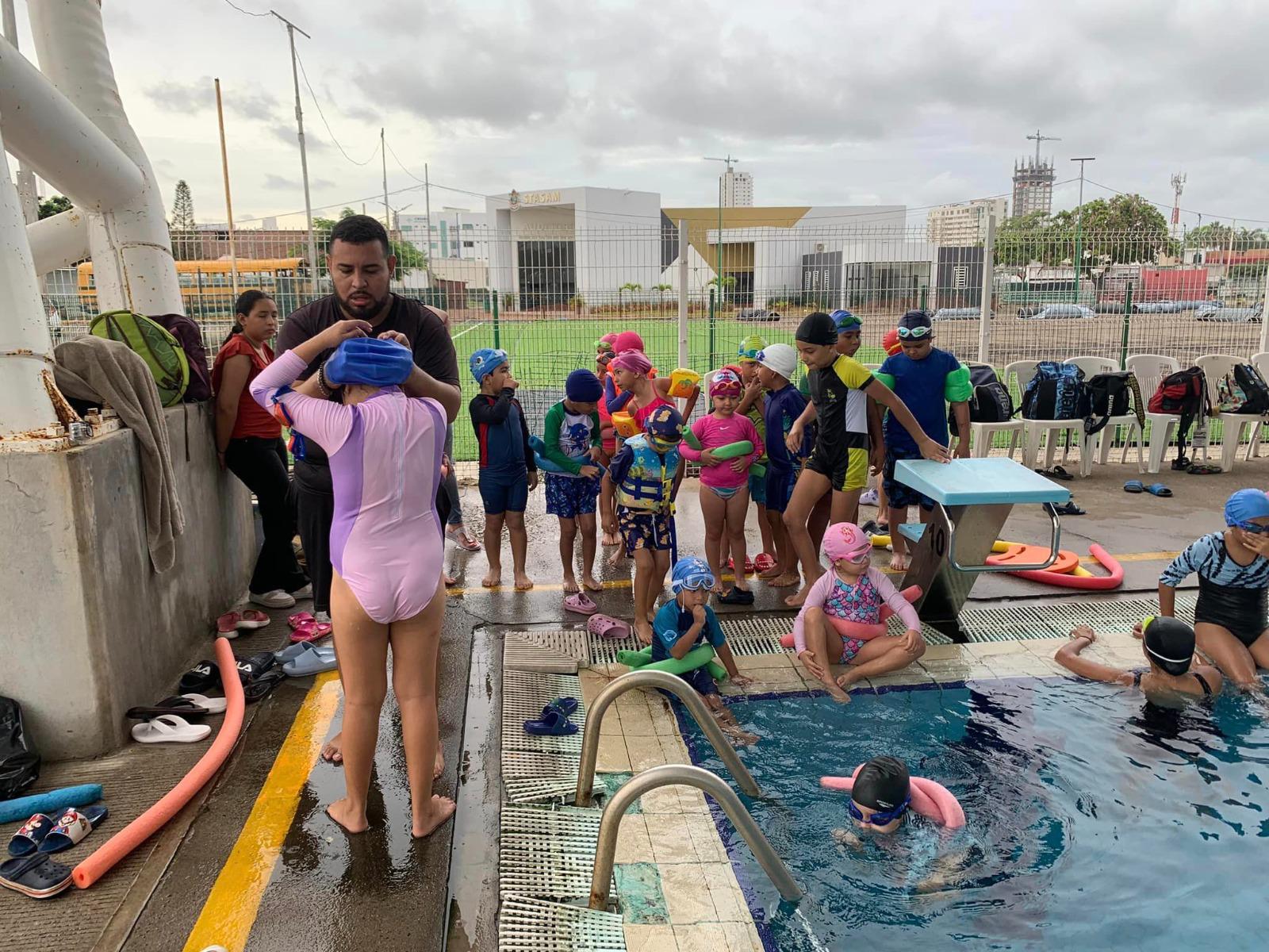 $!Alumnos de la Escuela Municipal de Natación de Rosario visitan la alberca olímpica de Mazatlán