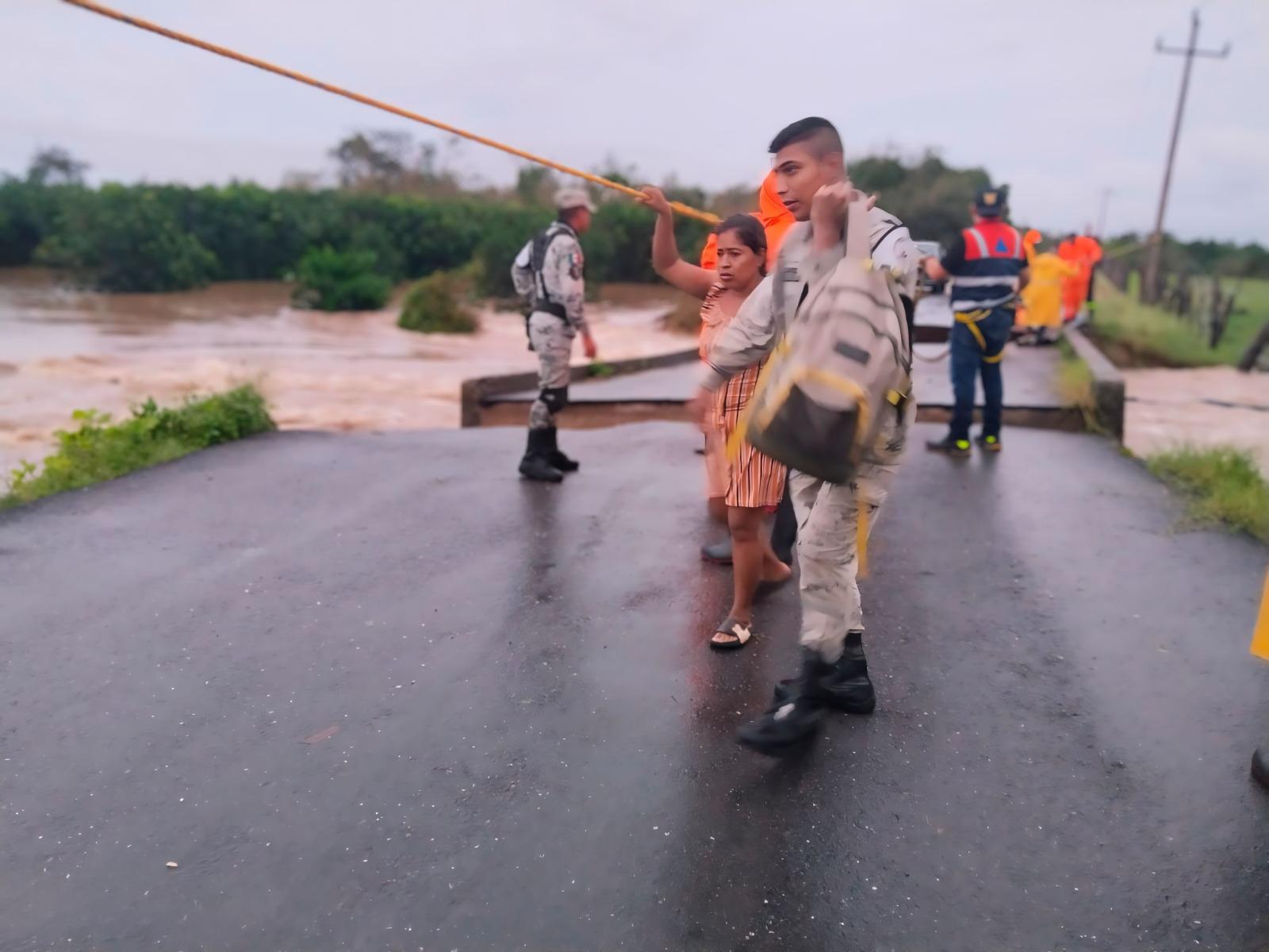 $!Evacua Guardia Nacional zonas inundadas en Acapulco y vigila zonas comerciales