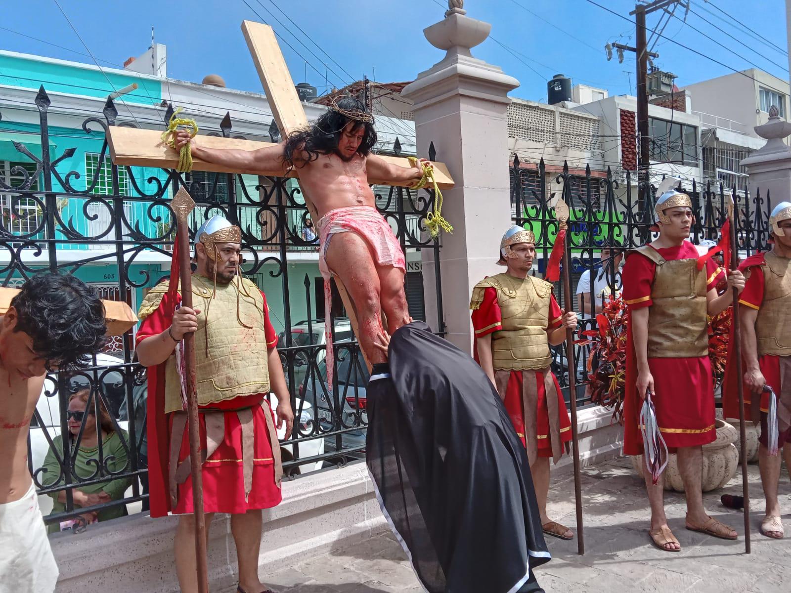 $!Realizan Viacrucis en el Atrio de la Catedral de Mazatlán