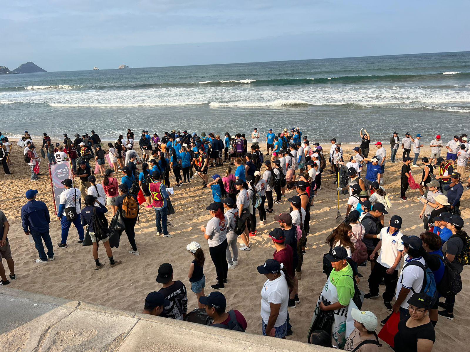 $!Limpian las playas de Mazatlán y sacan cerca de una tonelada de basura, entre ellos 200 kilos bajo el mar