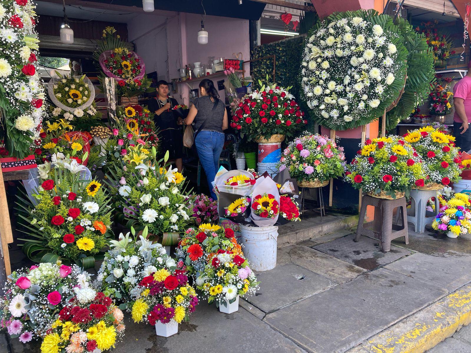 $!Floristas de Mazatlán están listos para vender arreglos este 14 de febrero