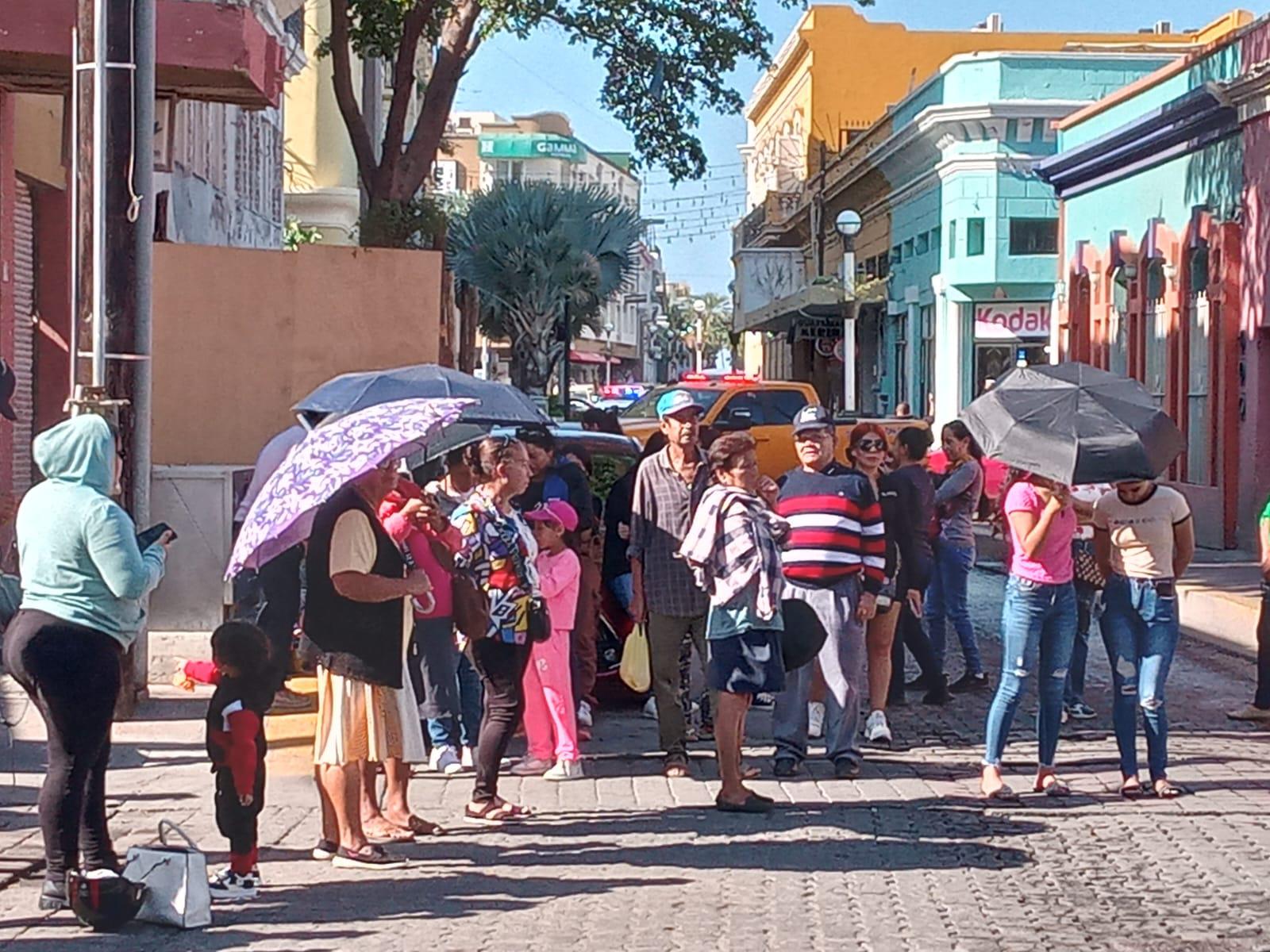 $!Bloquean desplazados por la violencia calles del Centro; acusan desatención de los gobiernos Municipal y Estatal