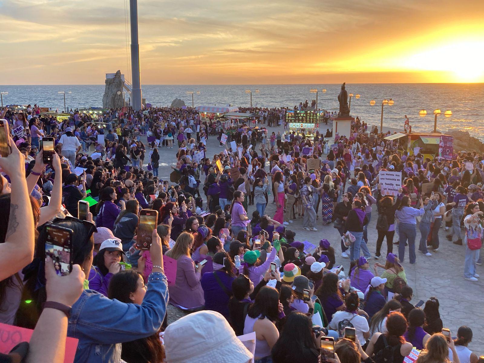 $!‘Mujer escucha, esta es tu lucha’; inicia la Marcha 8M por el malecón de Mazatlán