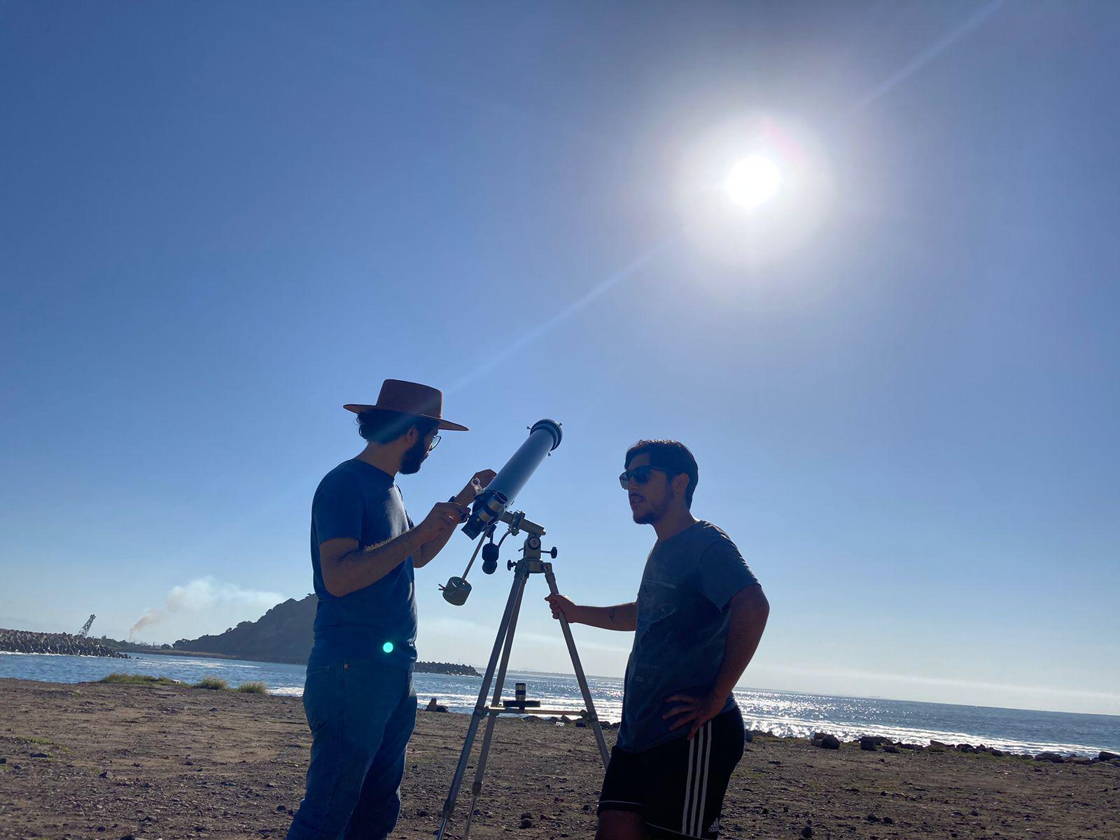 $!Esperan el eclipse solar anular desde las escolleras de Mazatlán