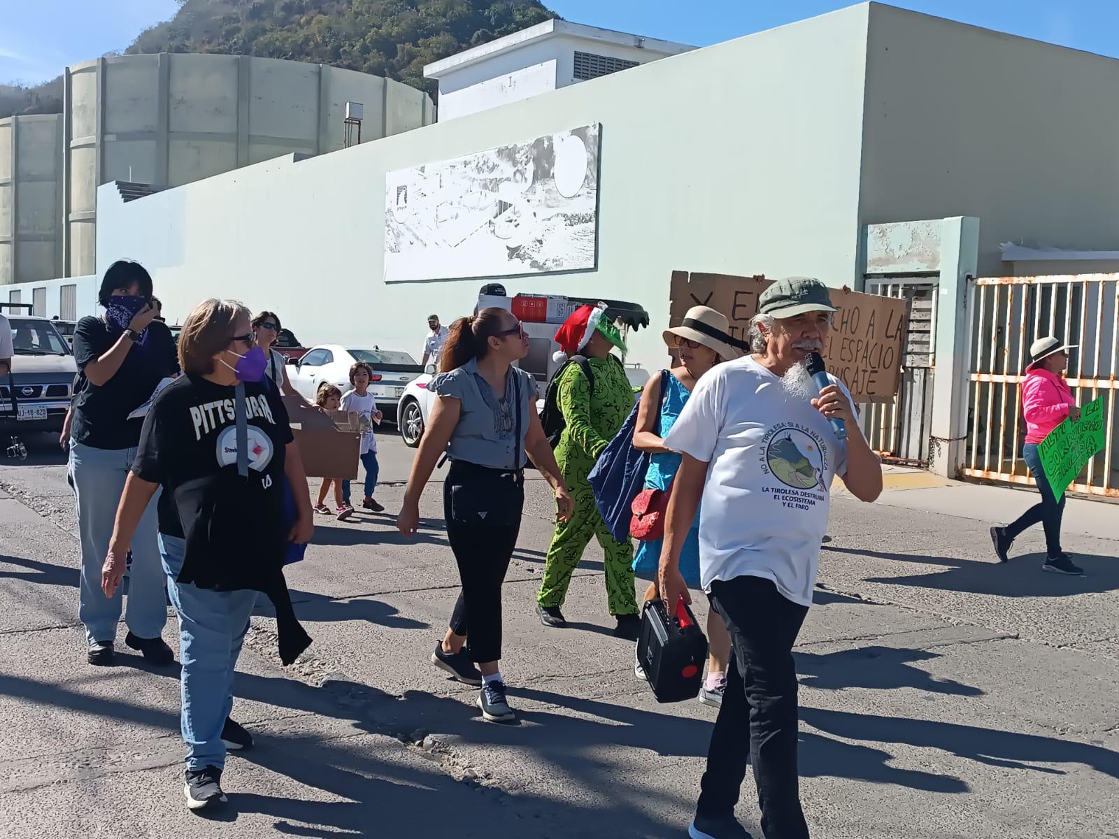 $!Colectivo en Defensa del Faro se manifiesta en celebración de apertura de la Tirolesa