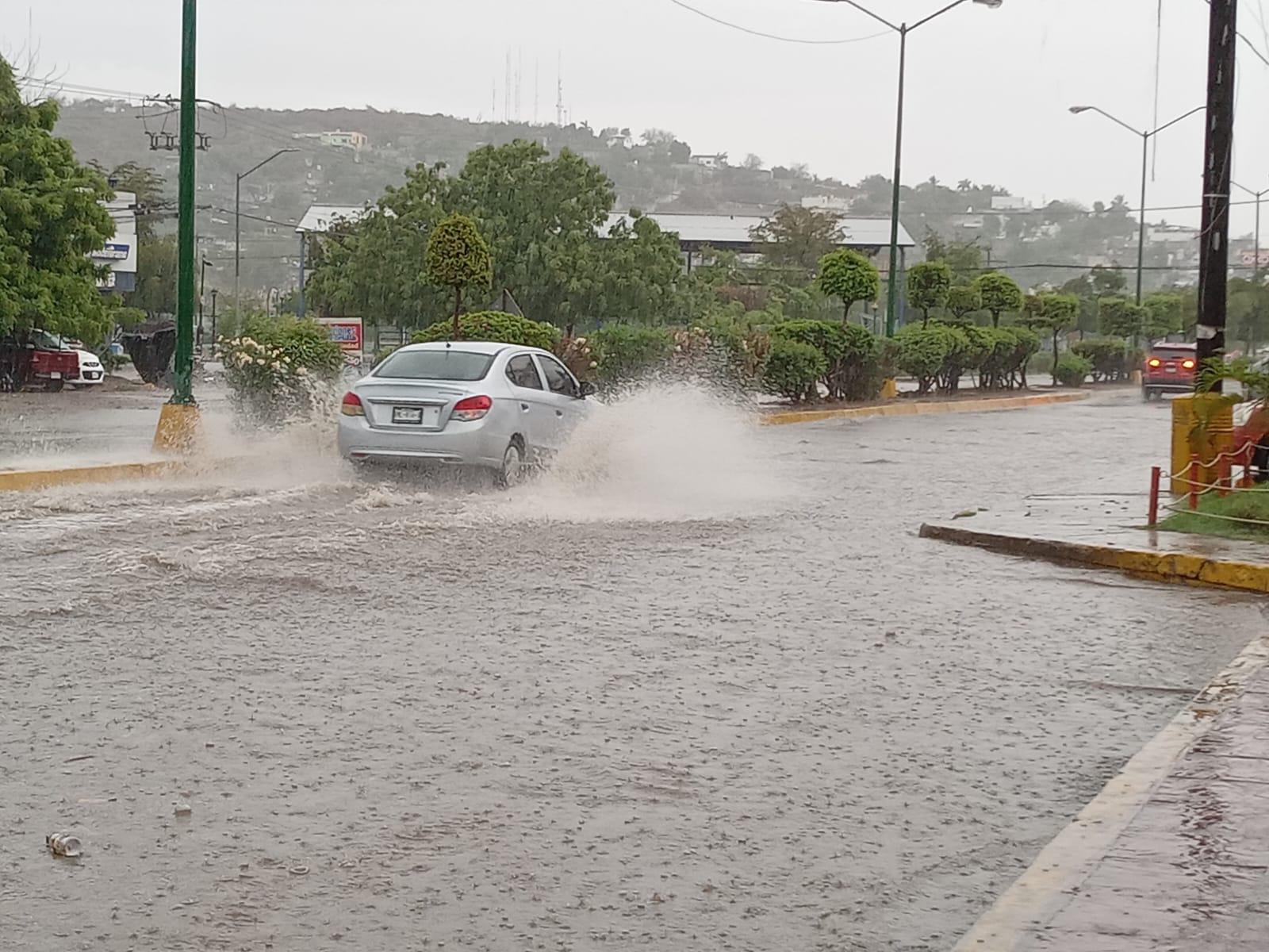 $!Fuertes inundaciones provocan caos vial y cierre de avenidas en Mazatlán