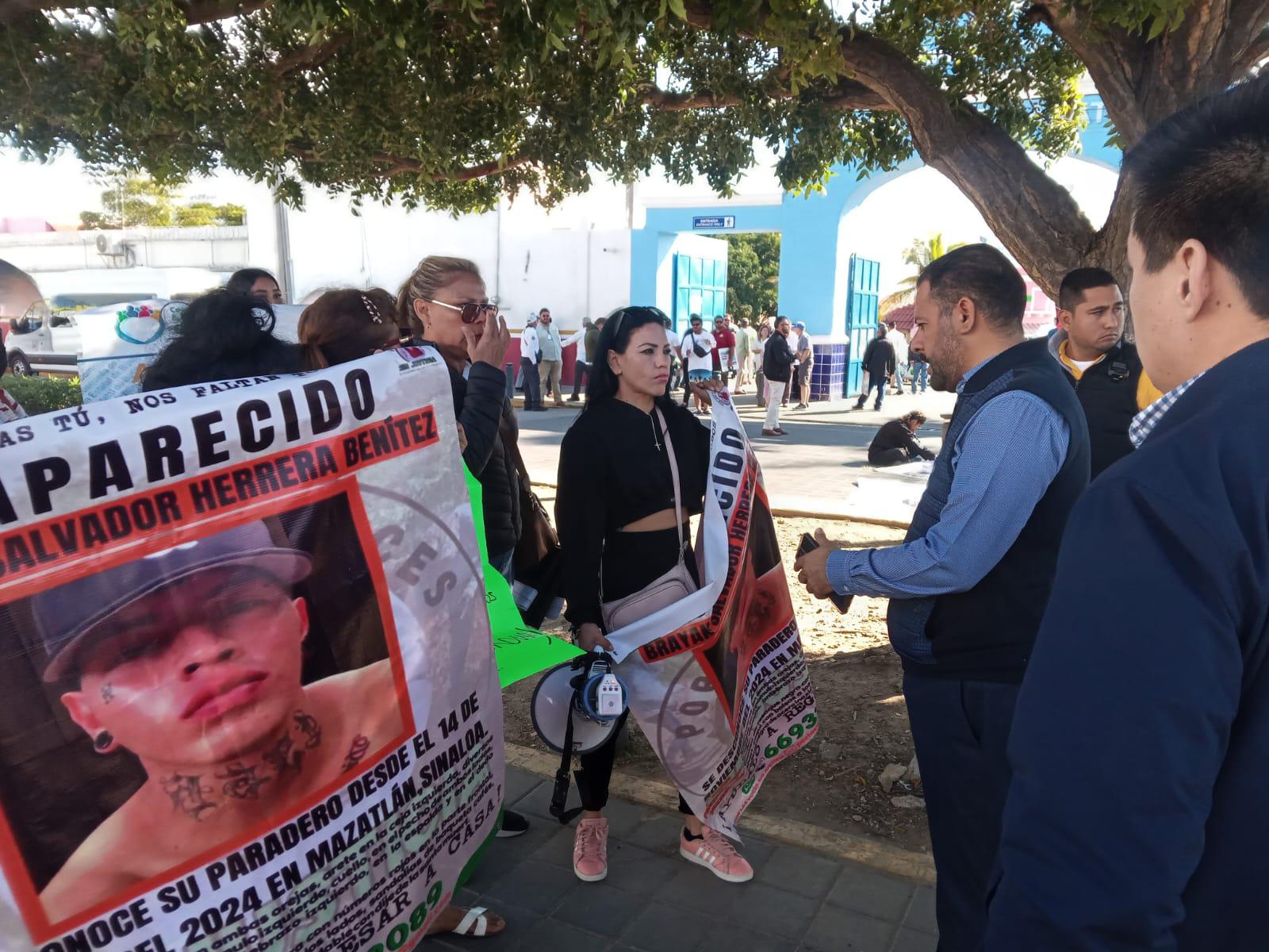 $!Bloquean familiares de personas desaparecidas la avenida frente a muelle de cruceros para exigir ayuda para buscarlos