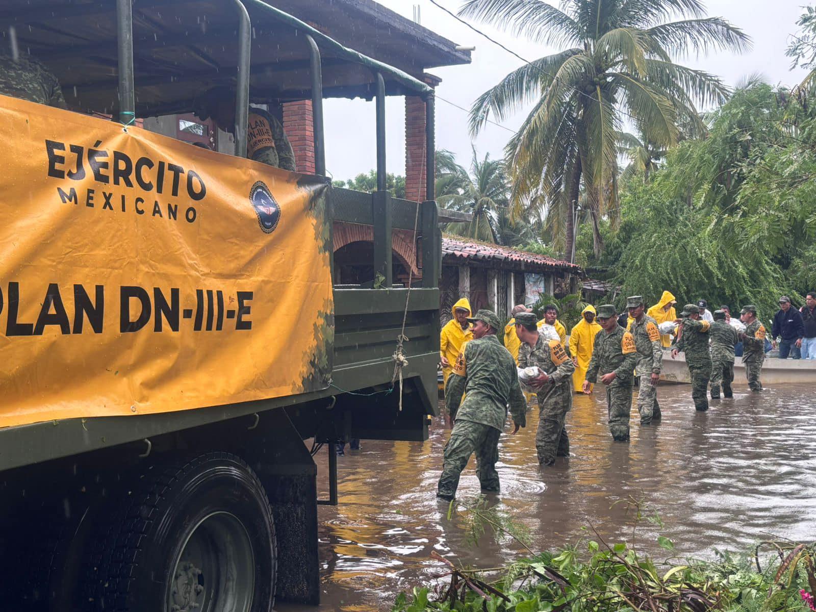 $!‘John’ deja 16 muertos; comunidades incomunicadas en Oaxaca y Acapulco bajo el agua