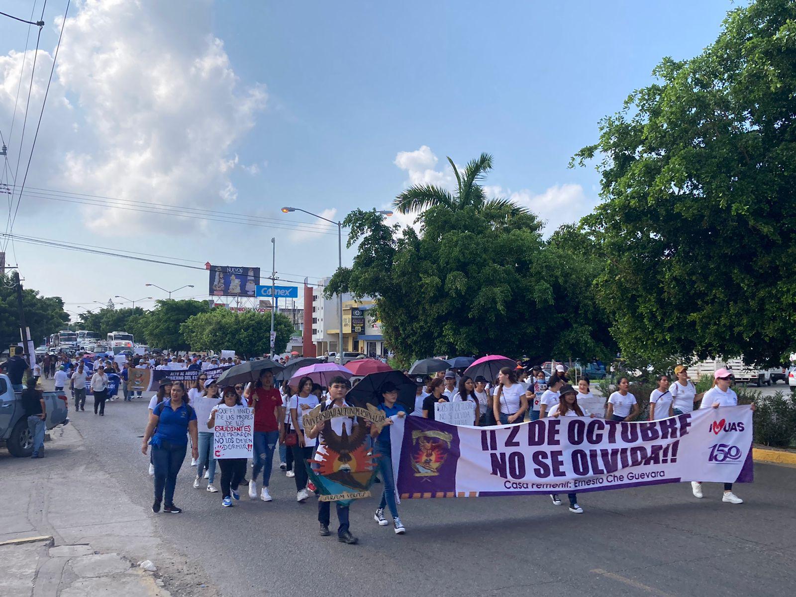 $!Estudiantes de la UAS marchan en Mazatlán para recordar el 2 de octubre