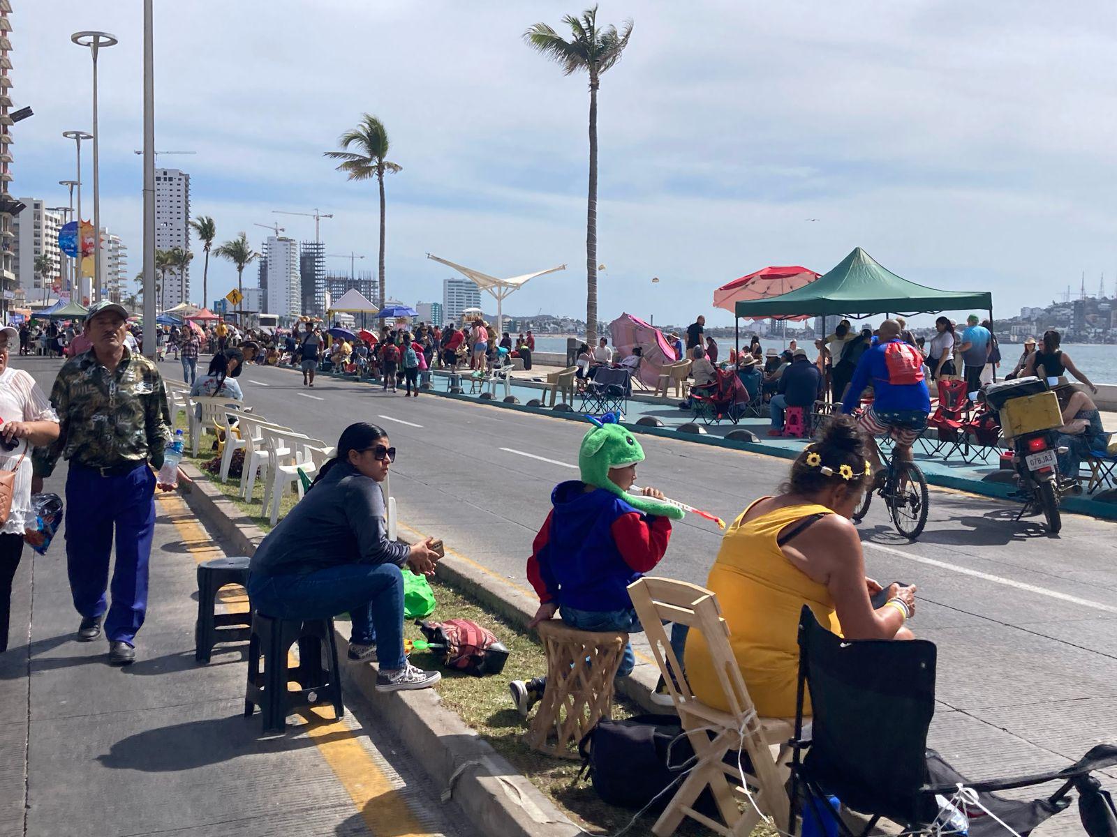 $!Inicia a las 16:00 horas el segundo desfile de Carnaval; ya esperan miles de personas en el malecón